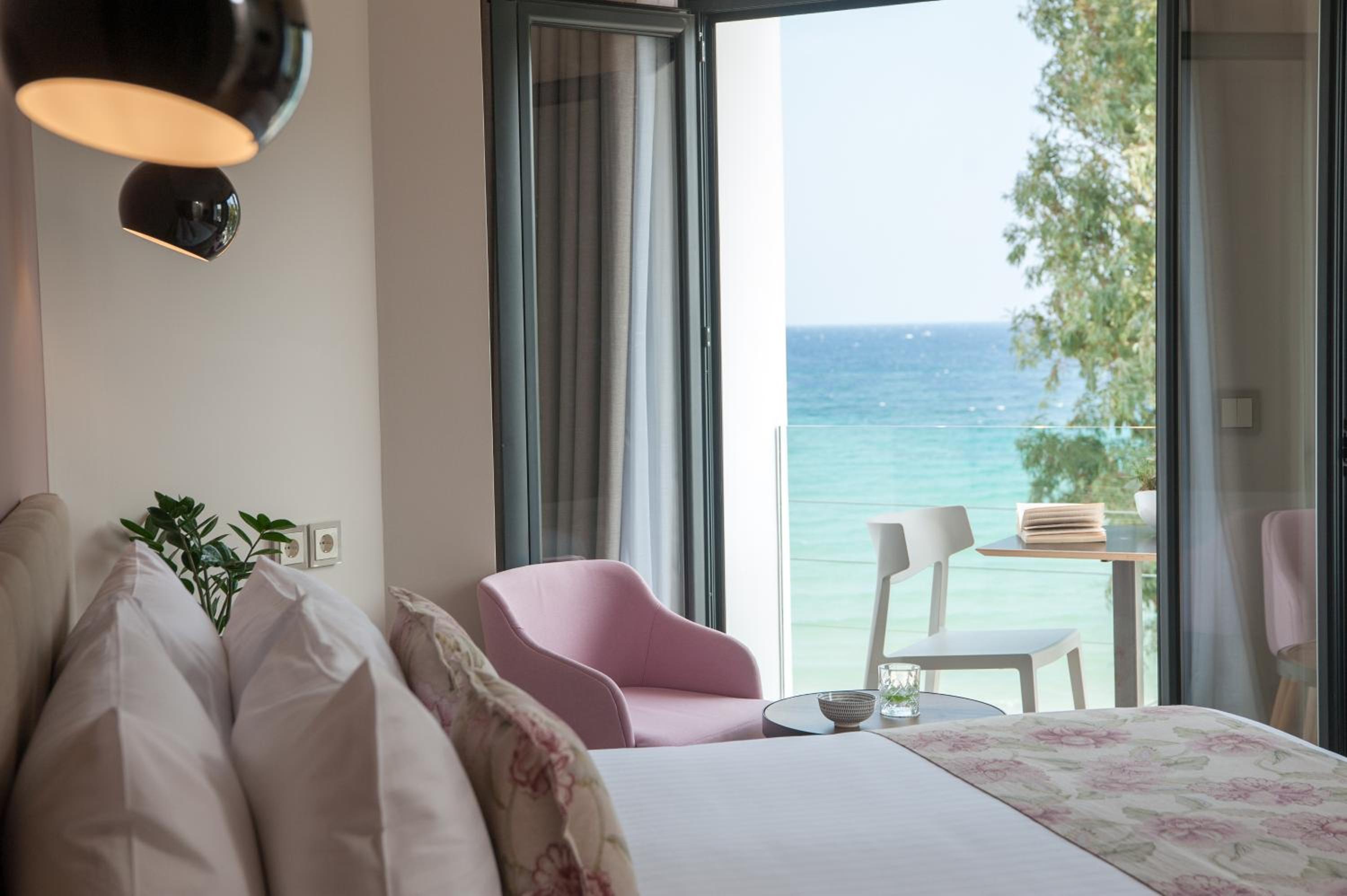 Double or Twin Room with Sea View - Photo 14