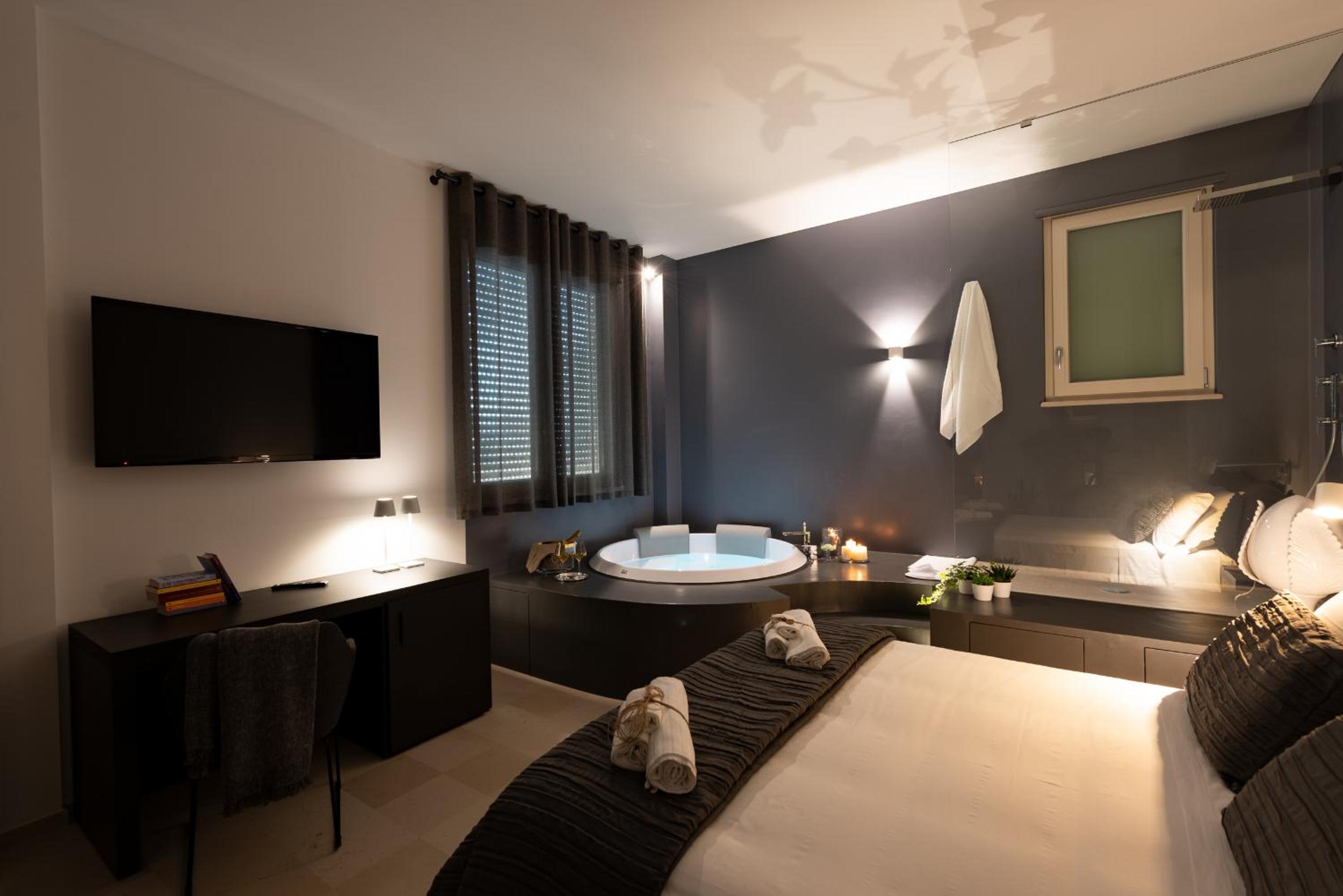 Queen Room with Spa Bath - Photo 97