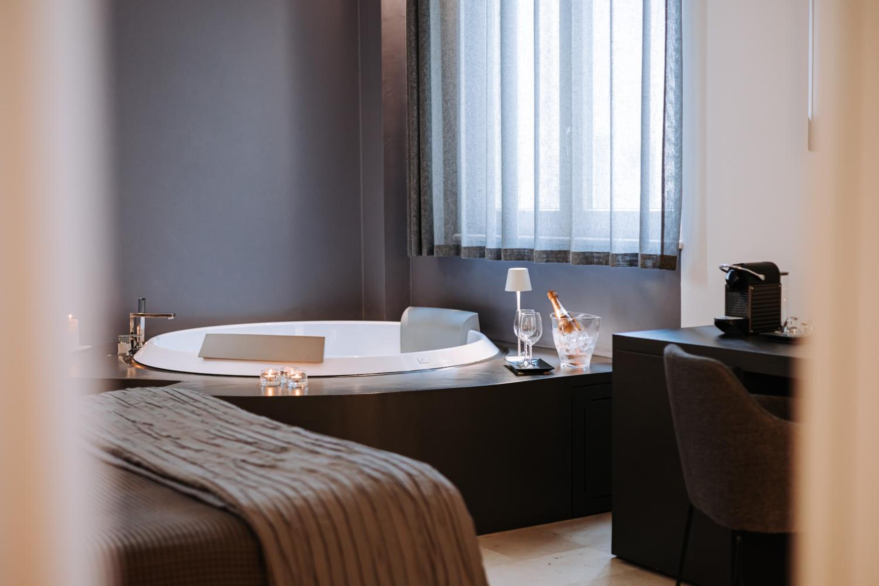 Queen Room with Spa Bath - Photo 91