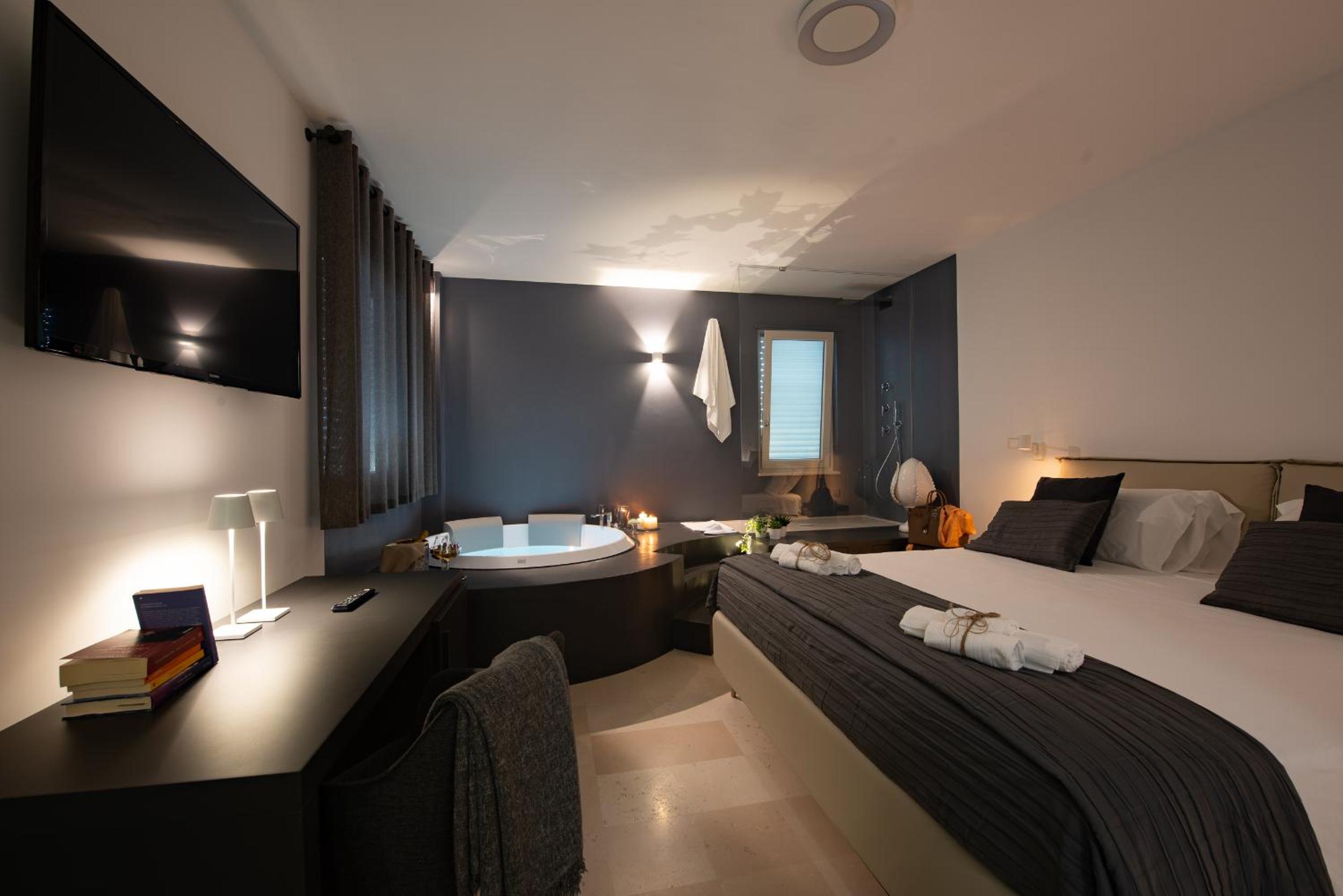 Queen Room with Spa Bath - Photo 84