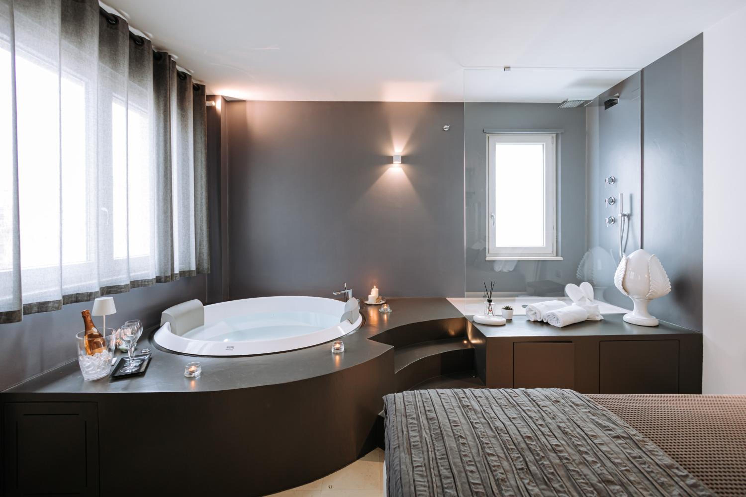 Queen Room with Spa Bath - Photo 73