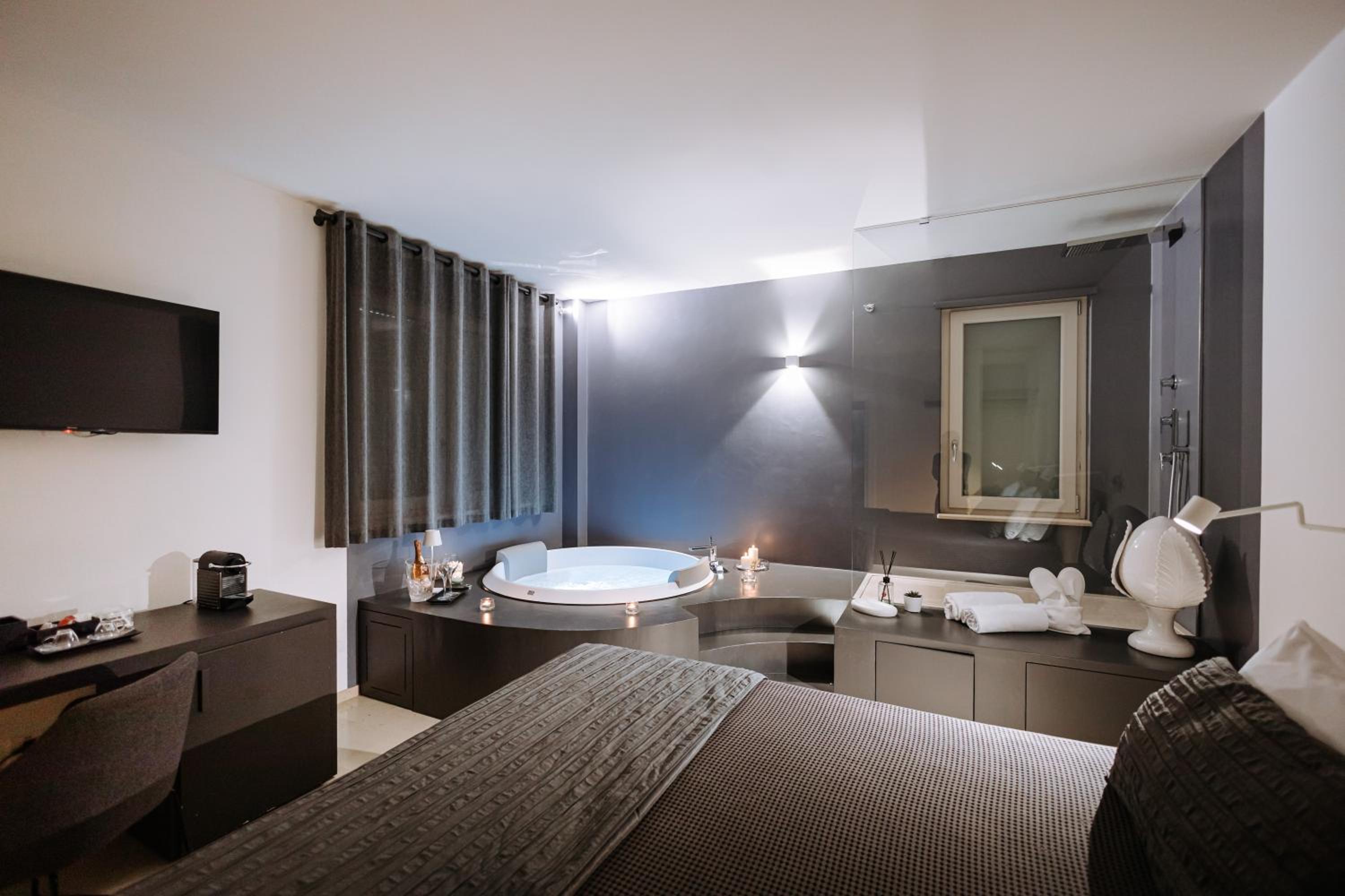 Queen Room with Spa Bath - Photo 78