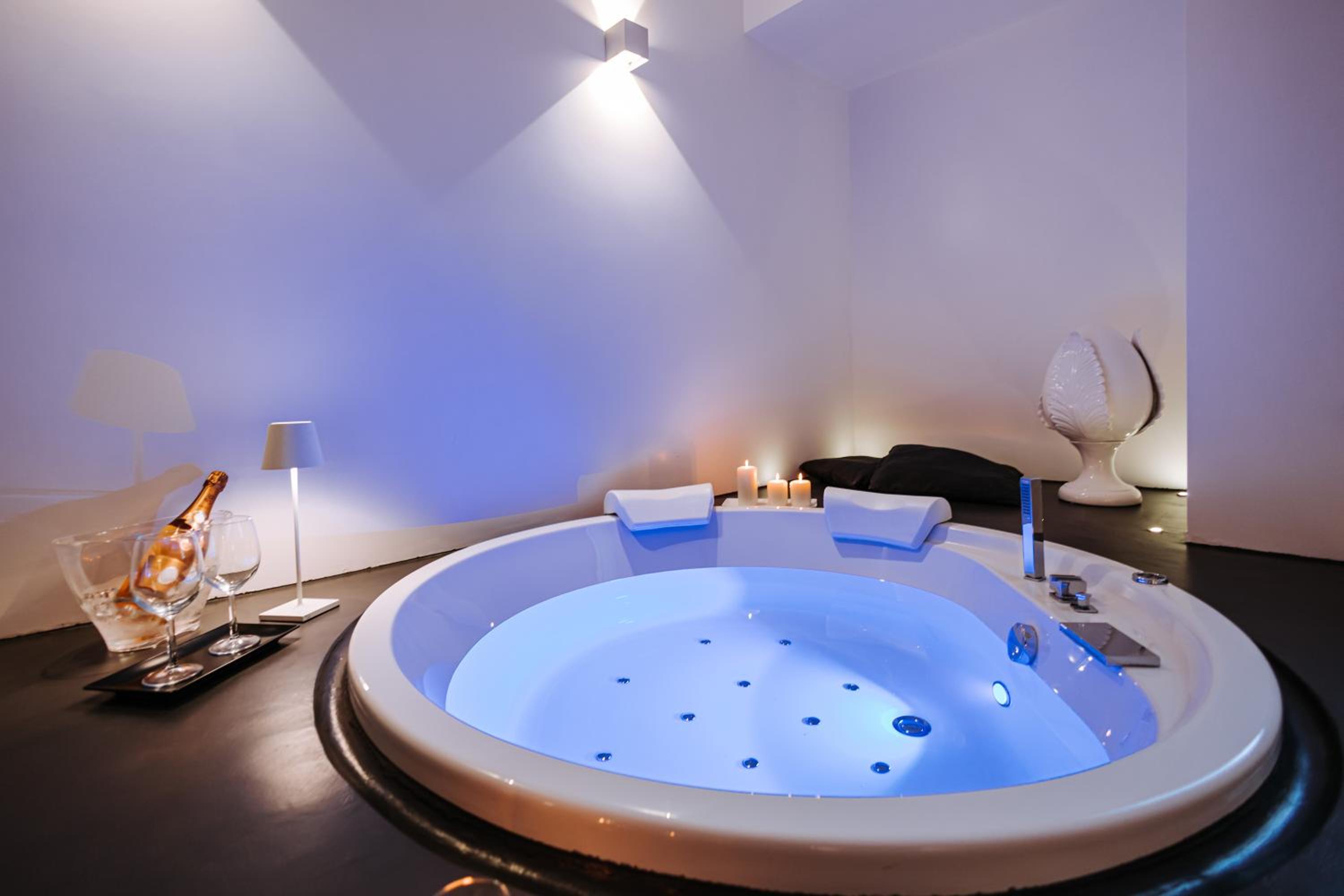 Queen Room with Spa Bath - Photo 59