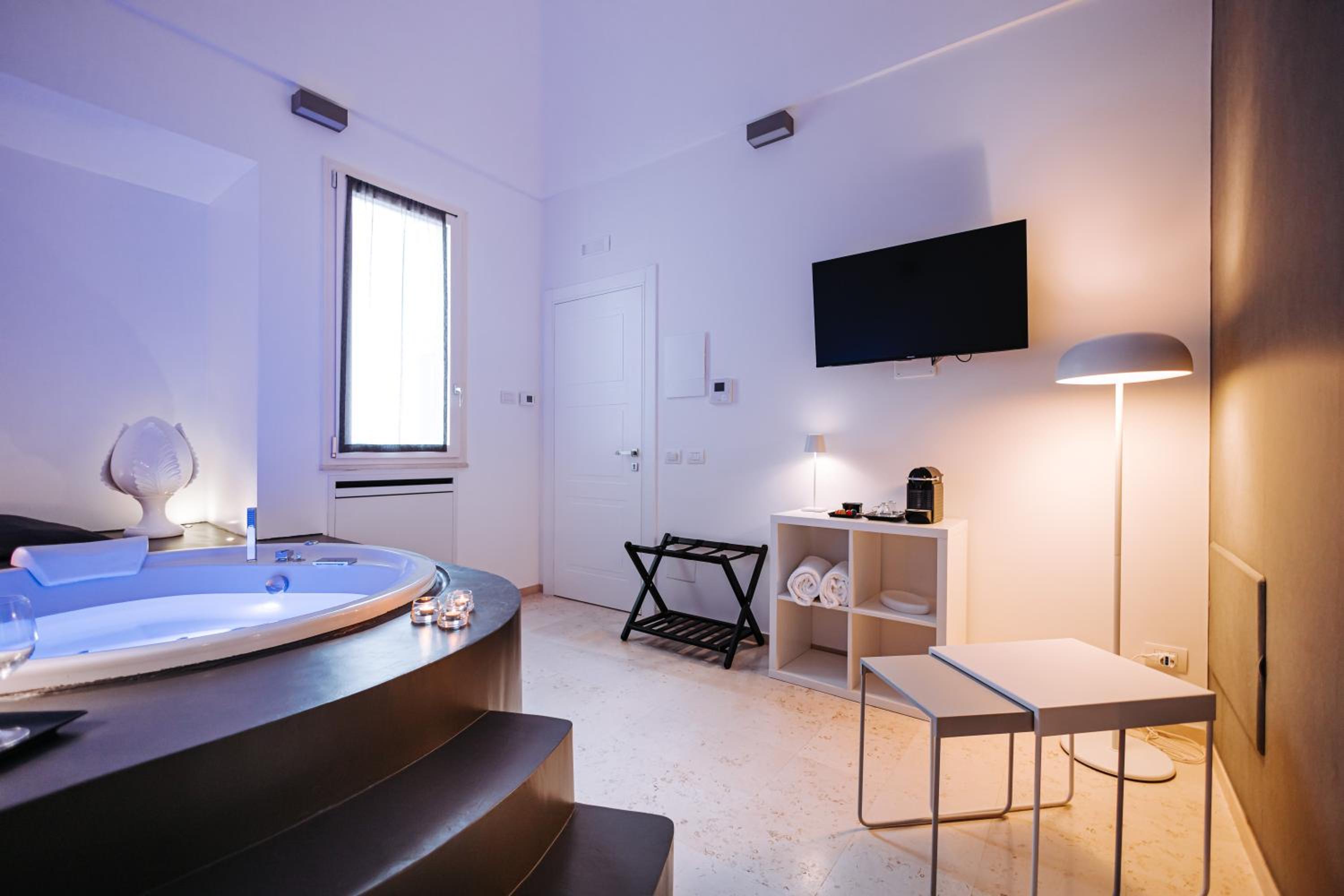 Queen Room with Spa Bath - Photo 61