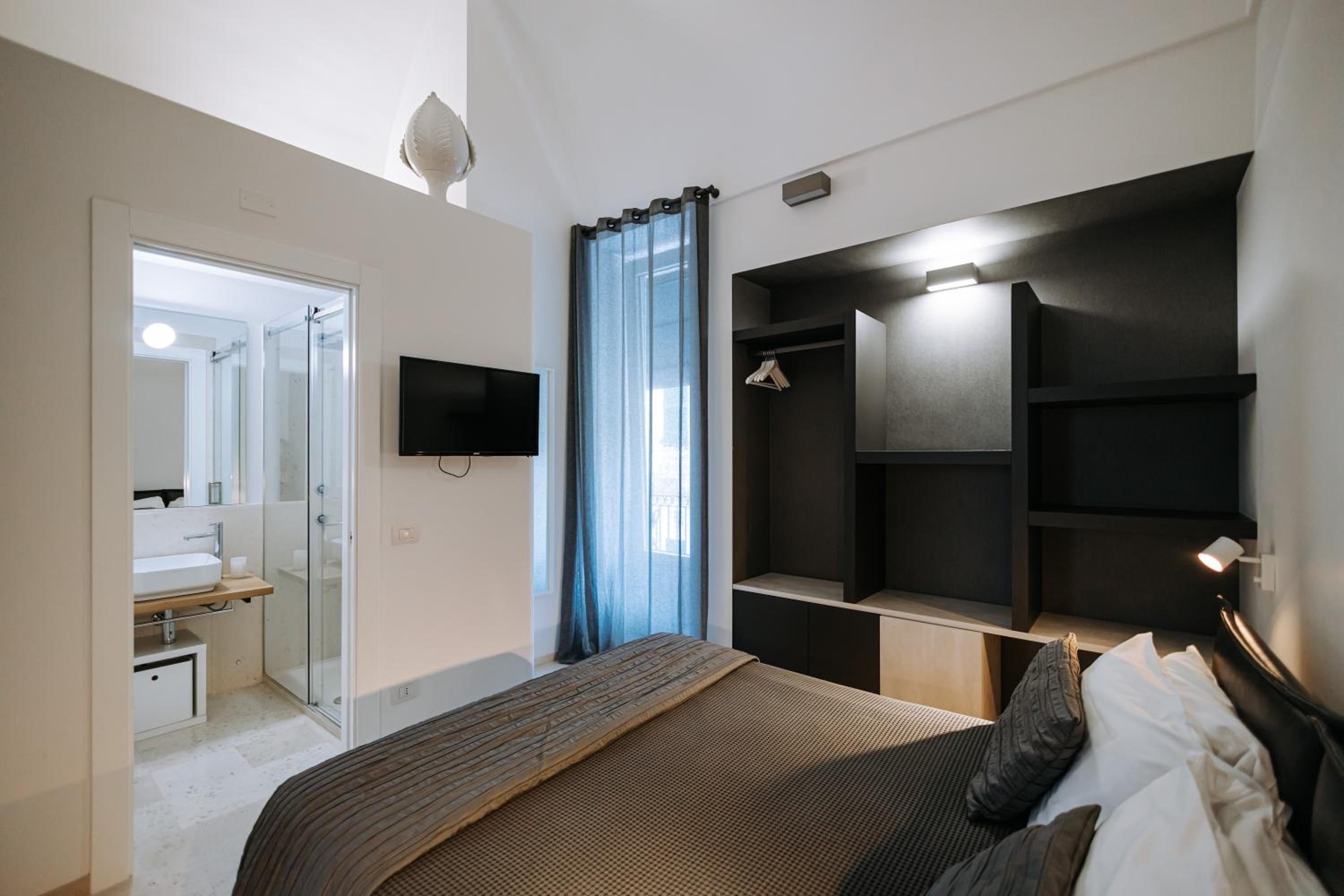 Queen Room with Spa Bath - Photo 63
