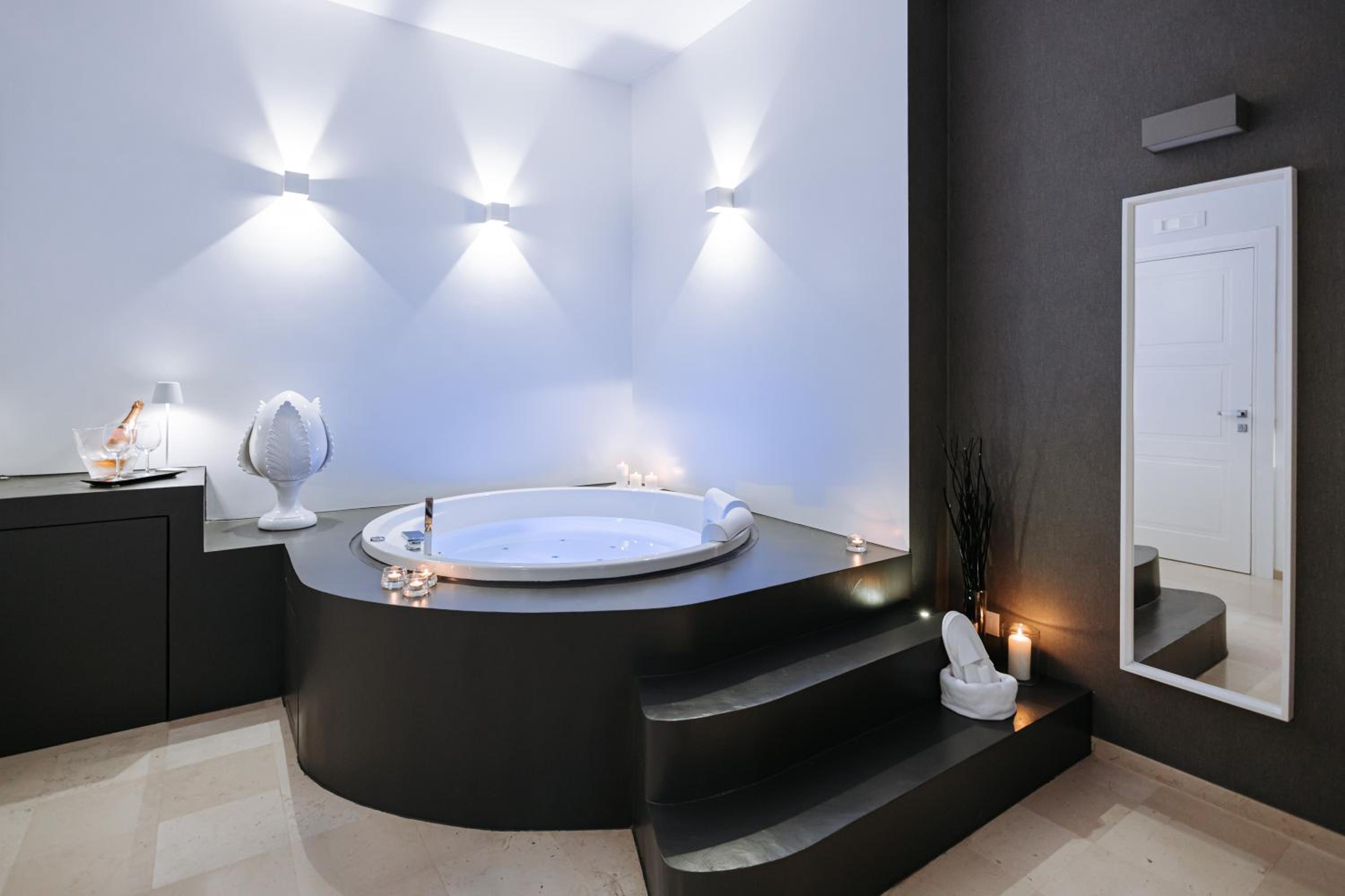 Queen Room with Spa Bath - Photo 52