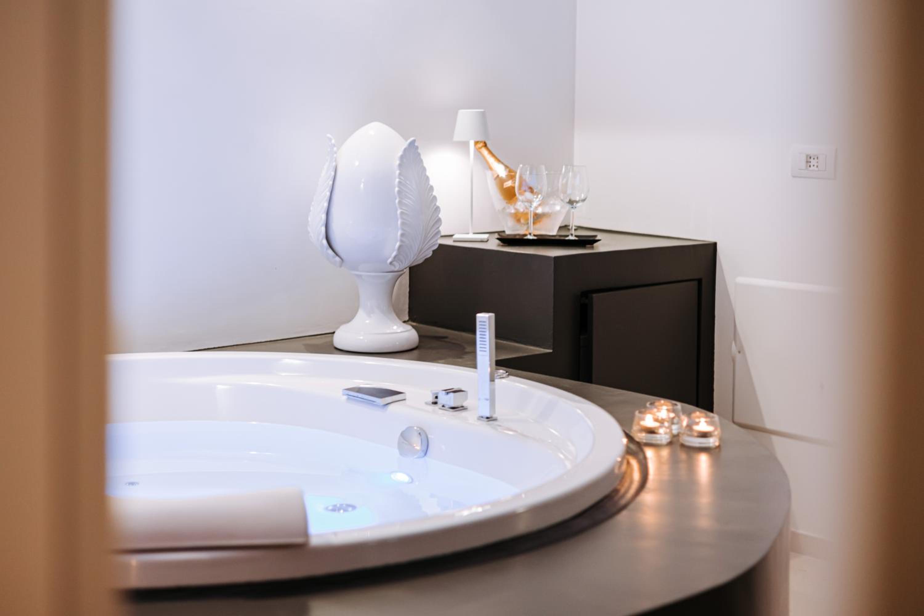 Queen Room with Spa Bath - Photo 50