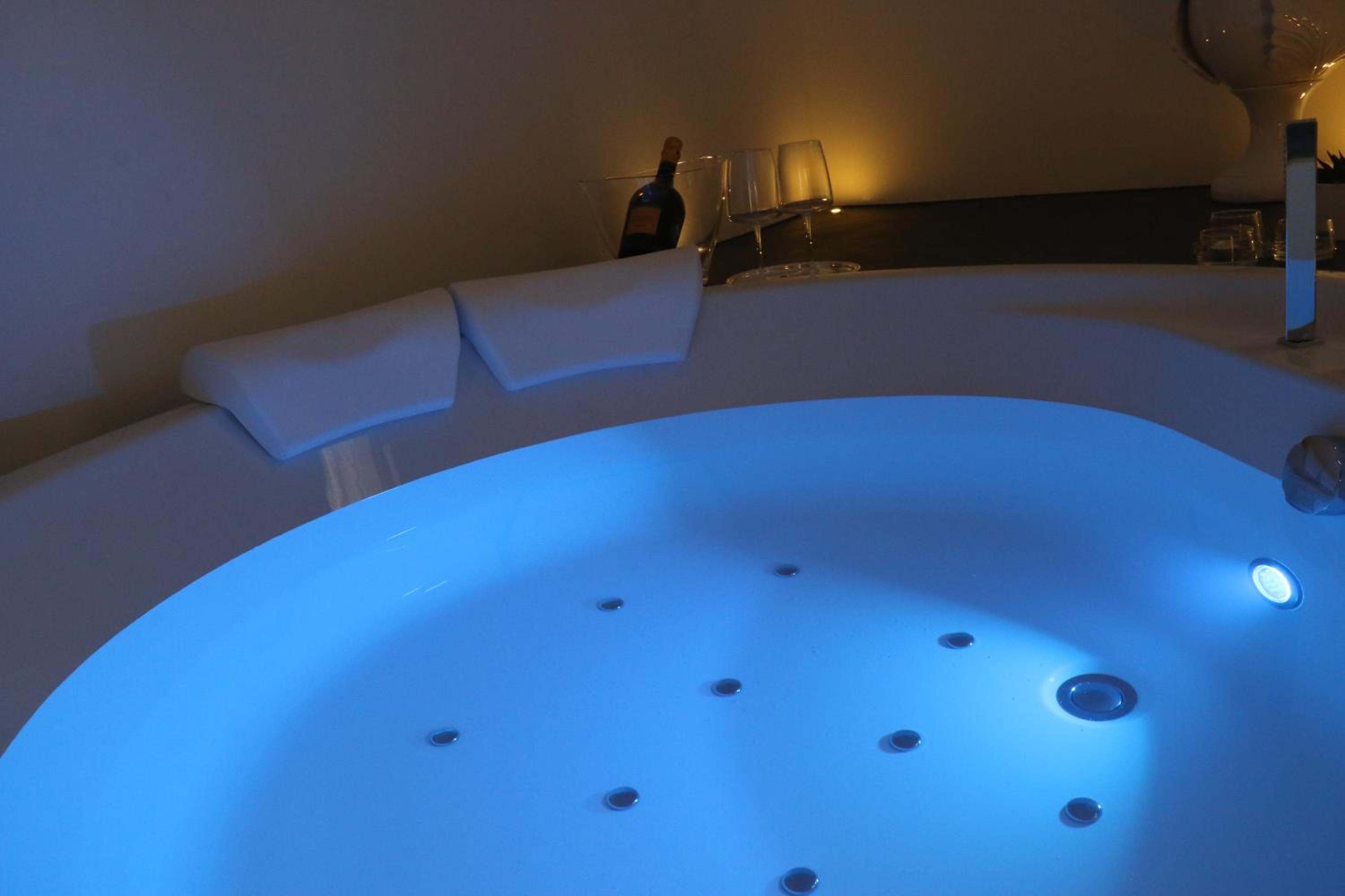 Queen Room with Spa Bath - Photo 48