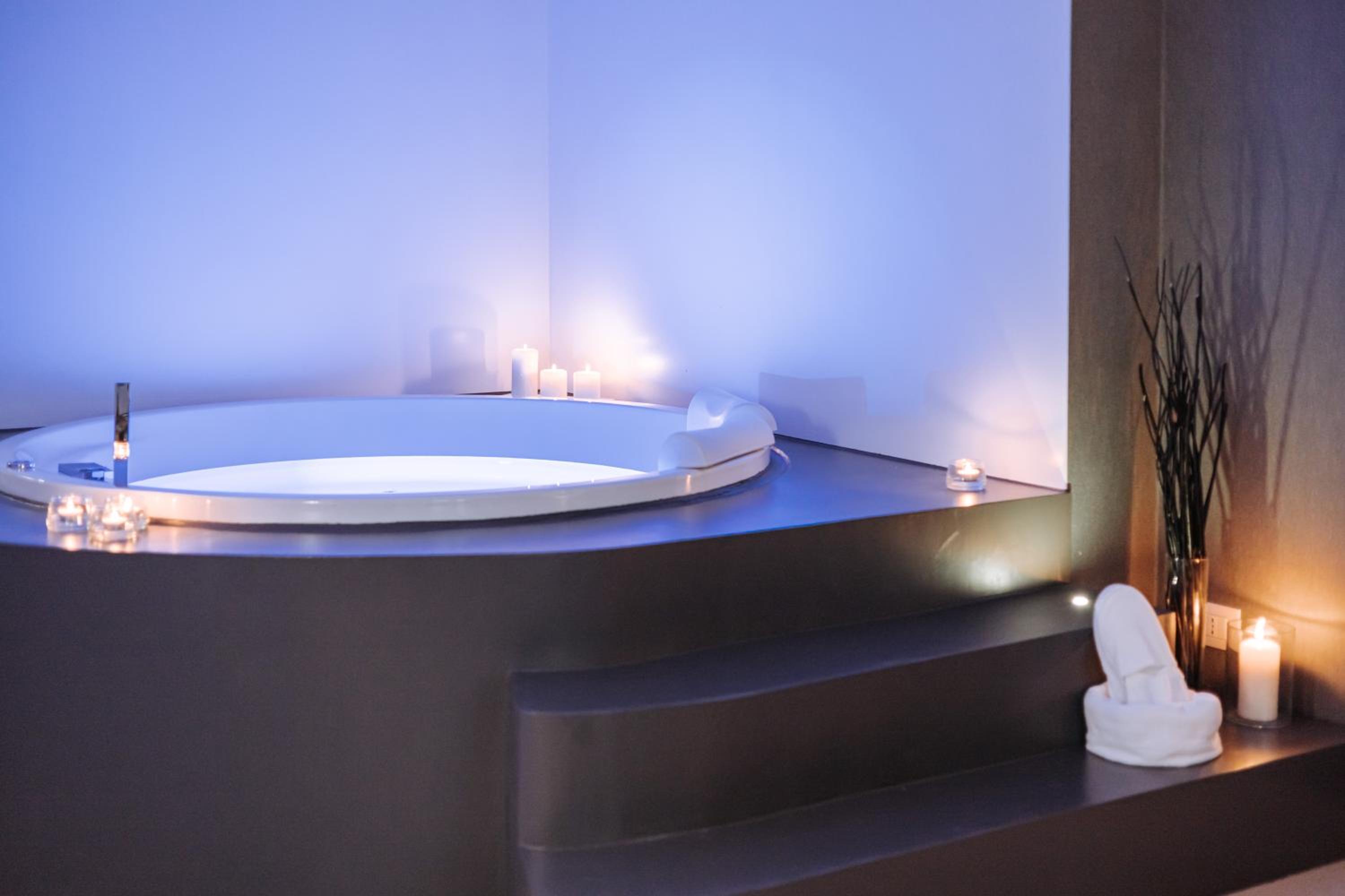 Queen Room with Spa Bath - Photo 40