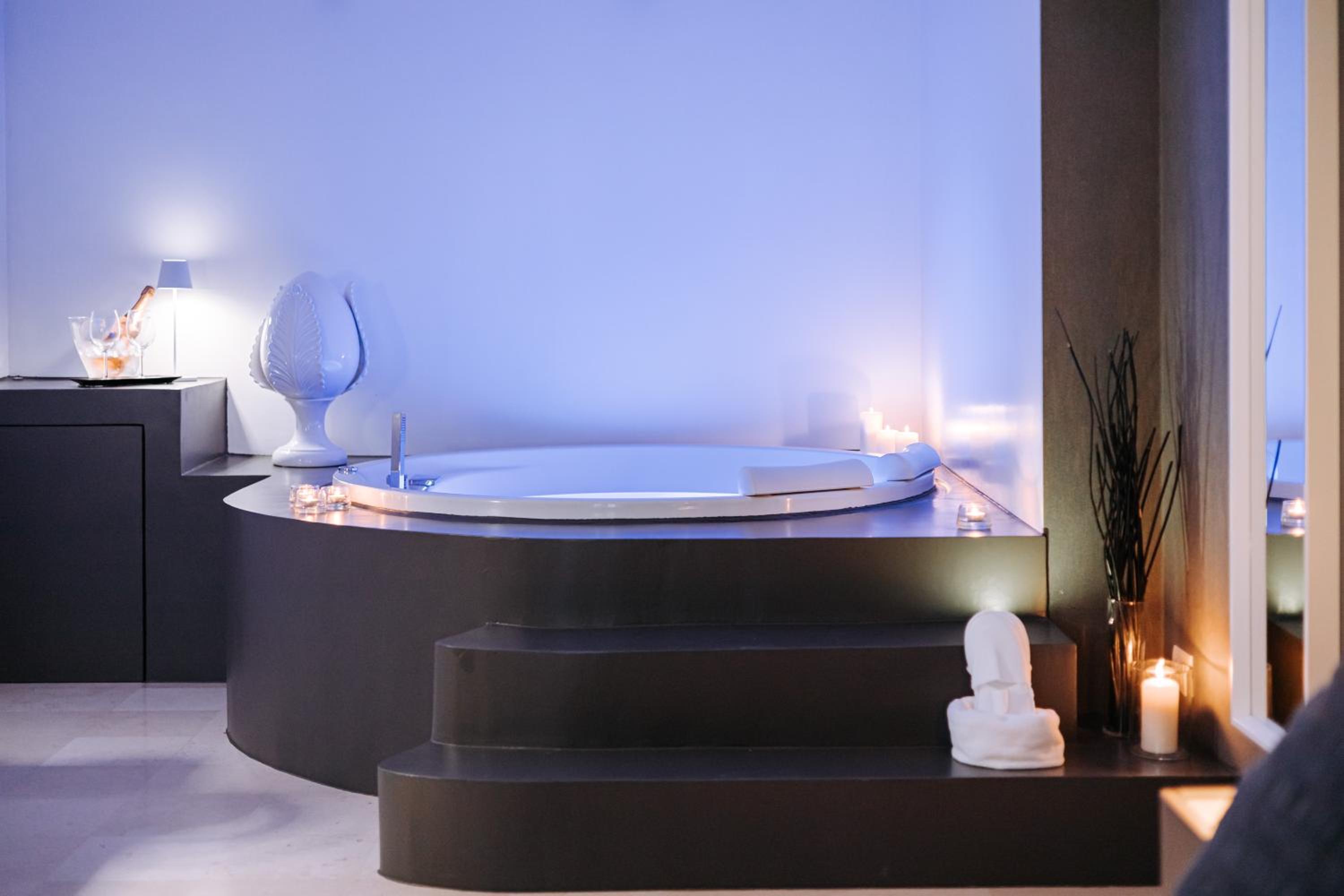 Queen Room with Spa Bath - Photo 42