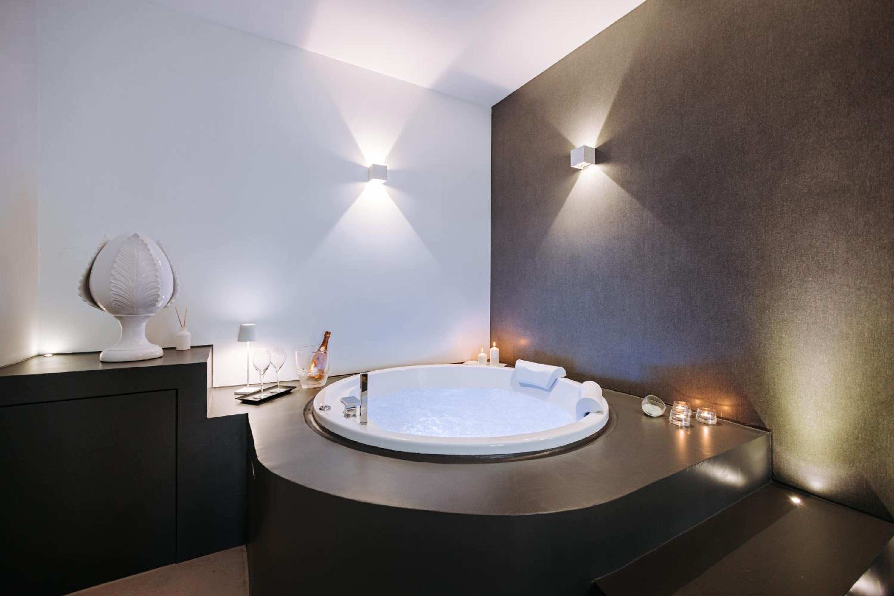 Queen Room with Spa Bath - Photo 28