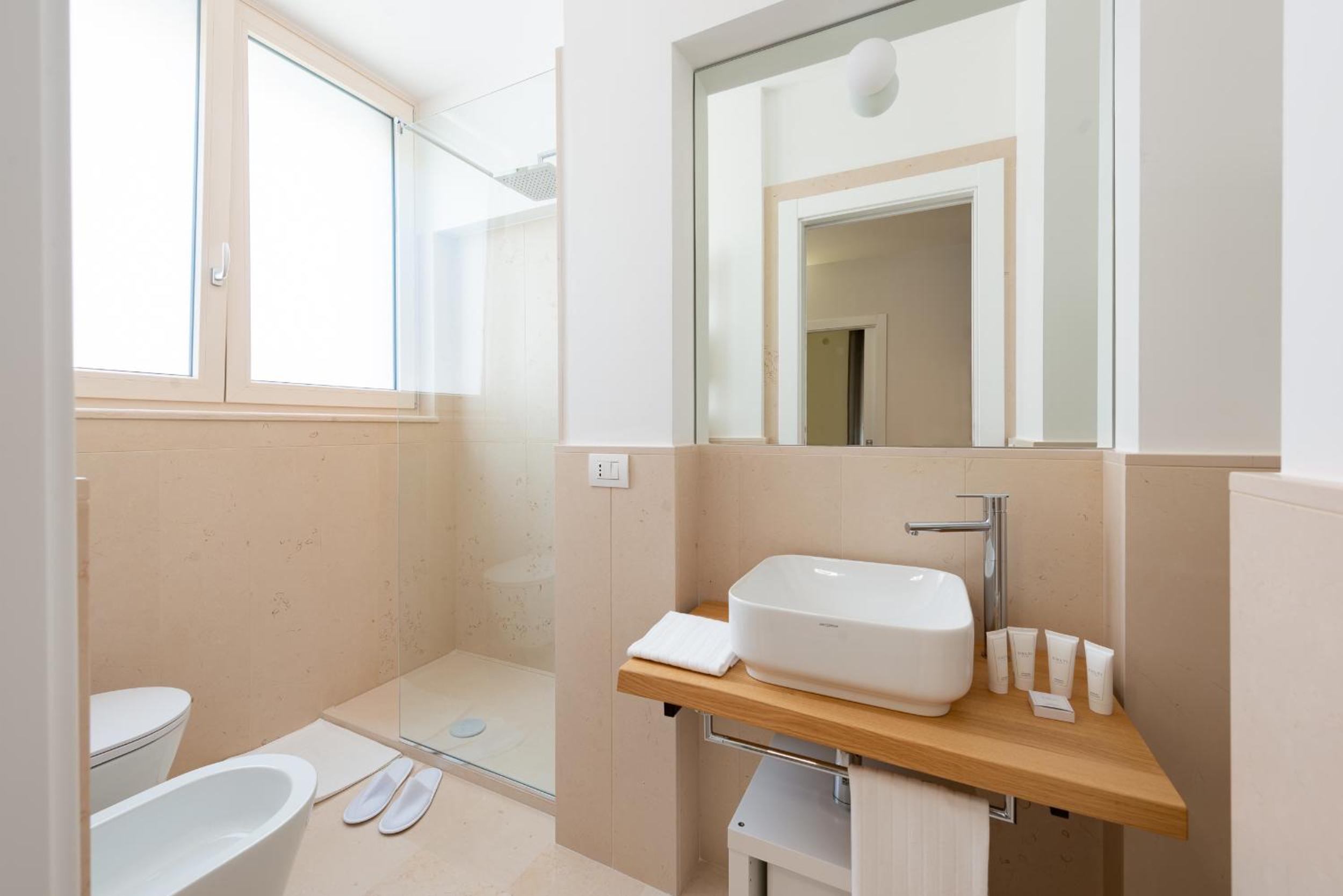 Queen Room with Spa Bath - Photo 19