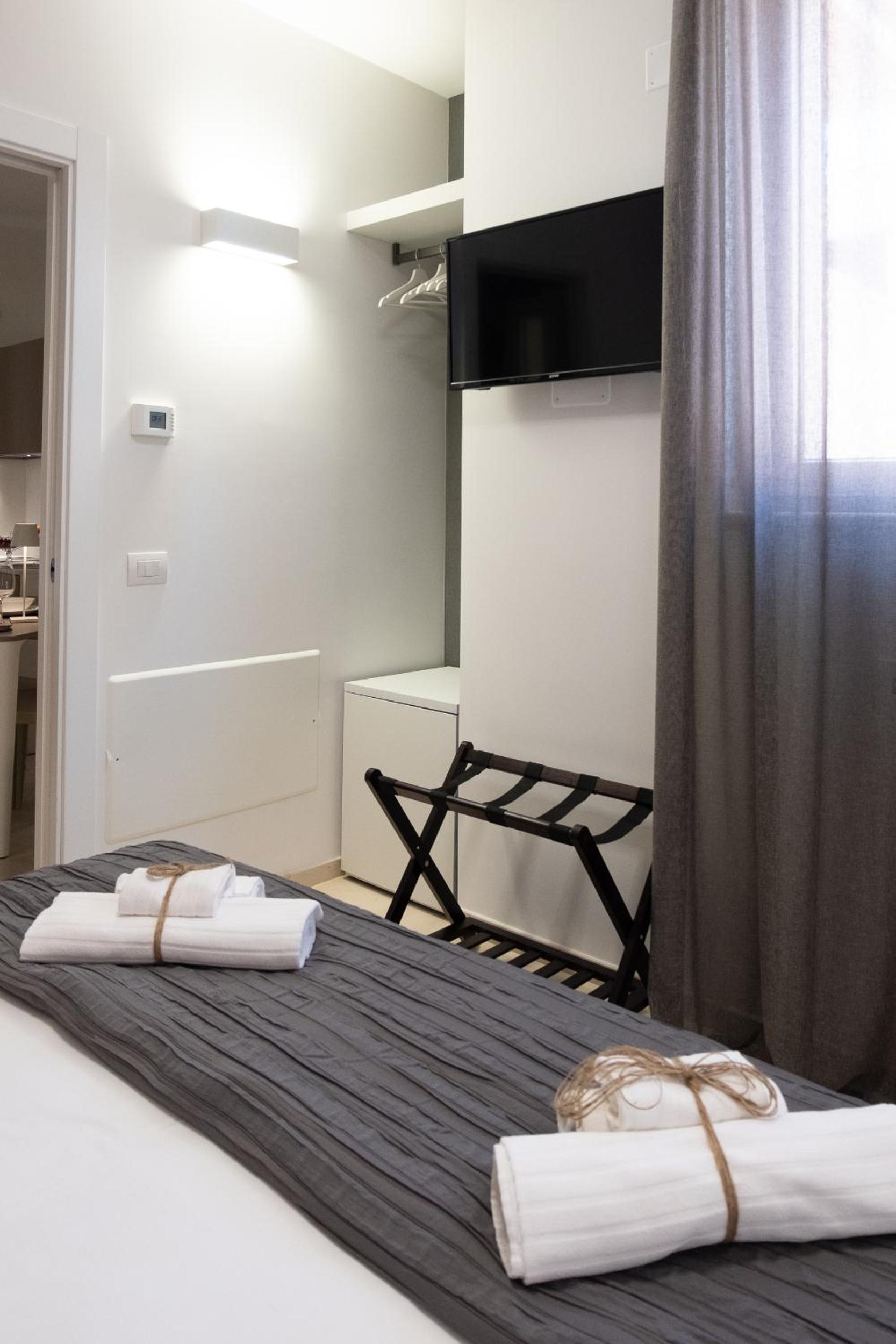 Queen Room with Spa Bath - Photo 21
