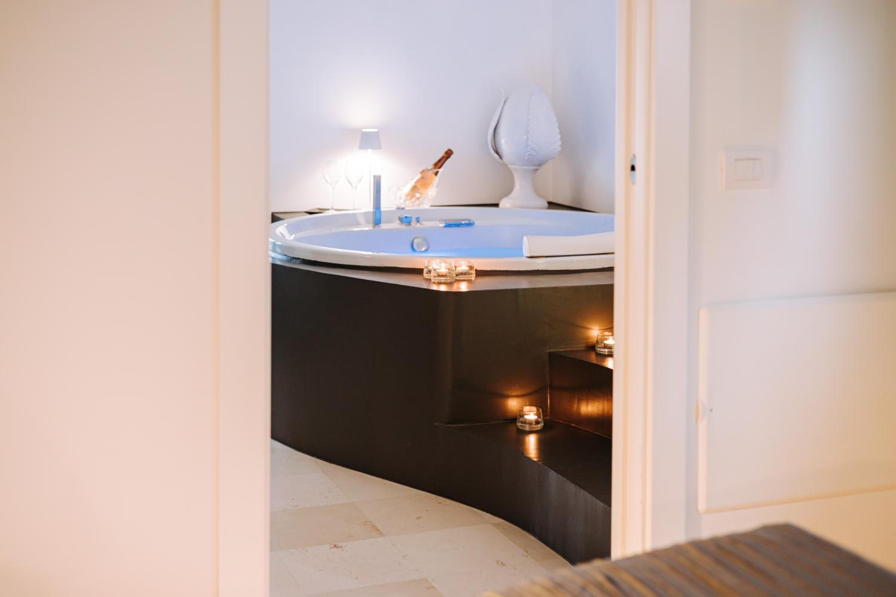 Queen Room with Spa Bath - Photo 13