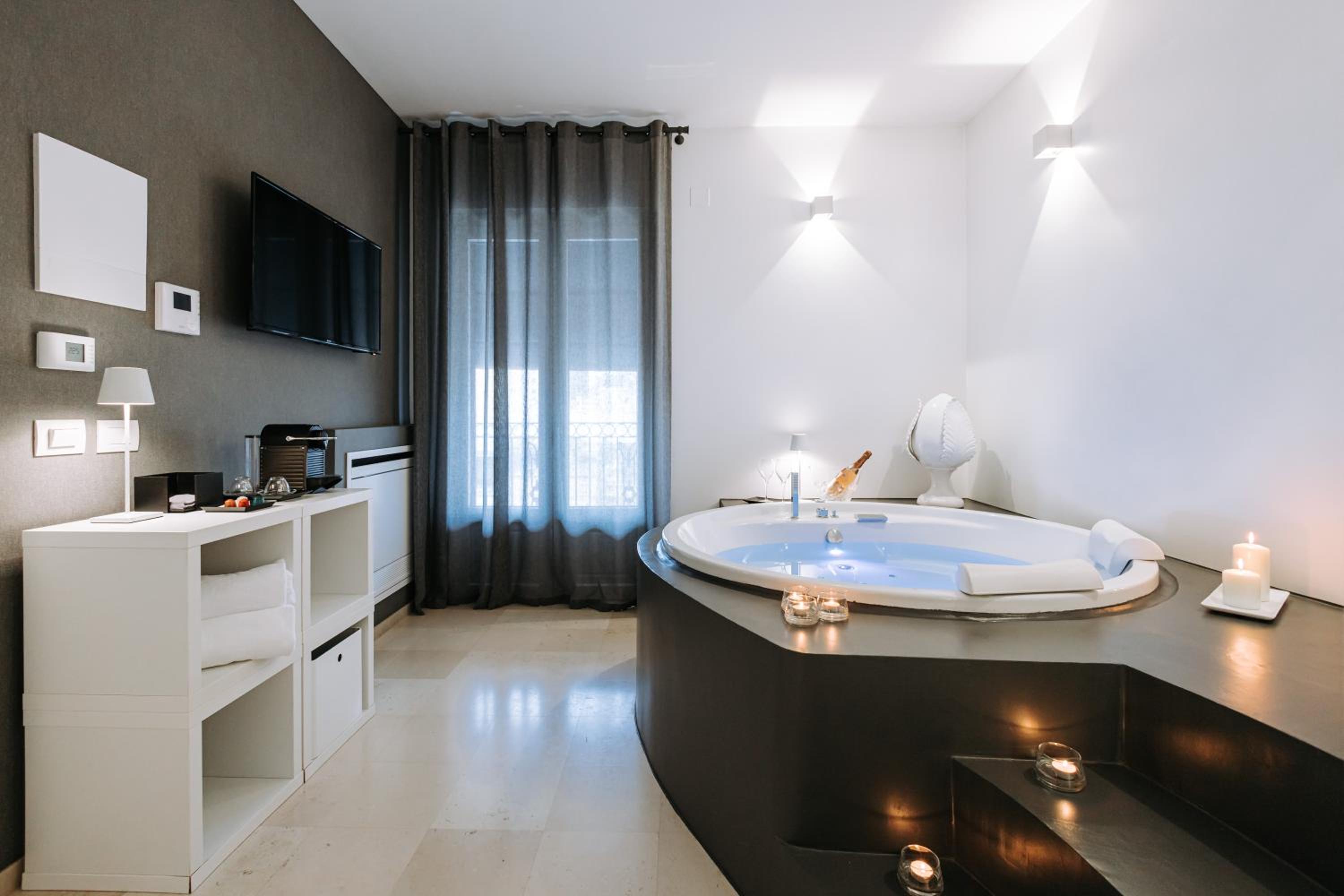 Queen Room with Spa Bath - Photo 14