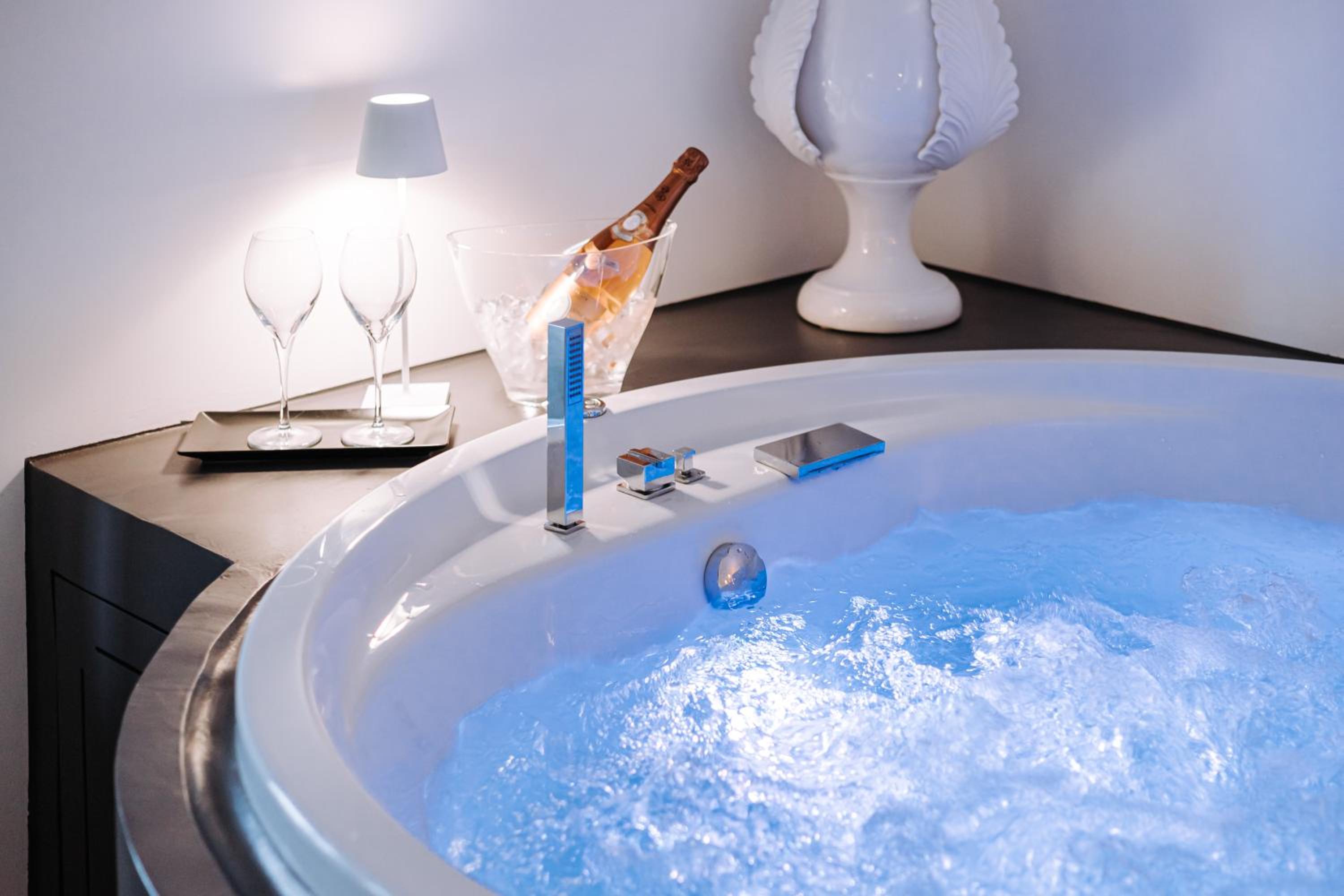 Queen Room with Spa Bath - Photo 6
