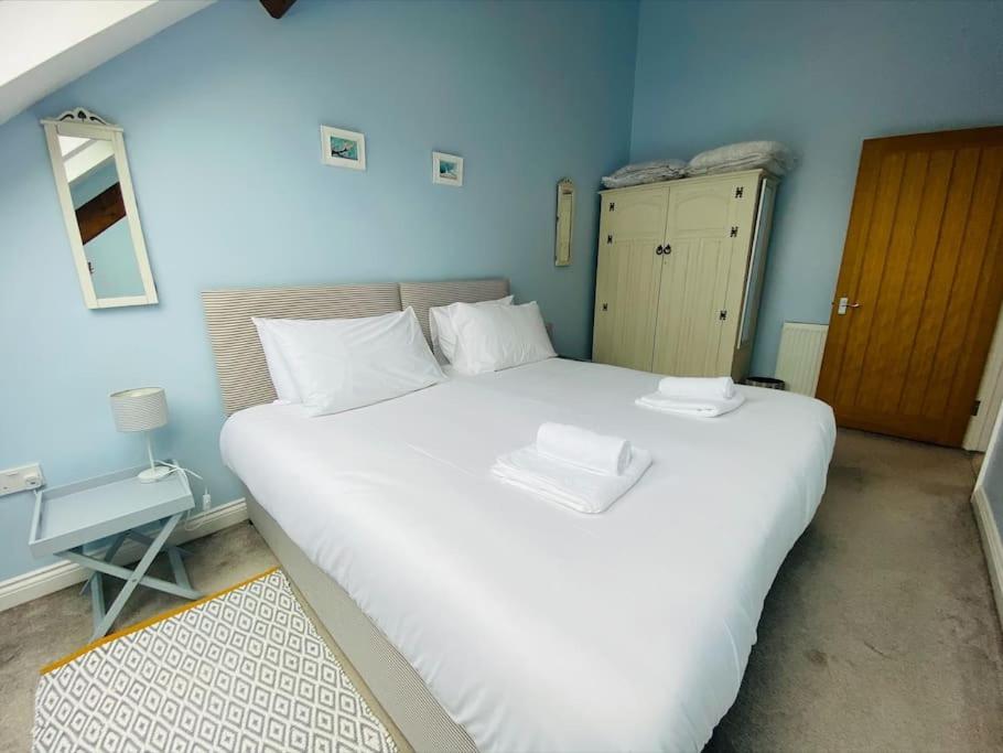 Five-Bedroom House photo 1