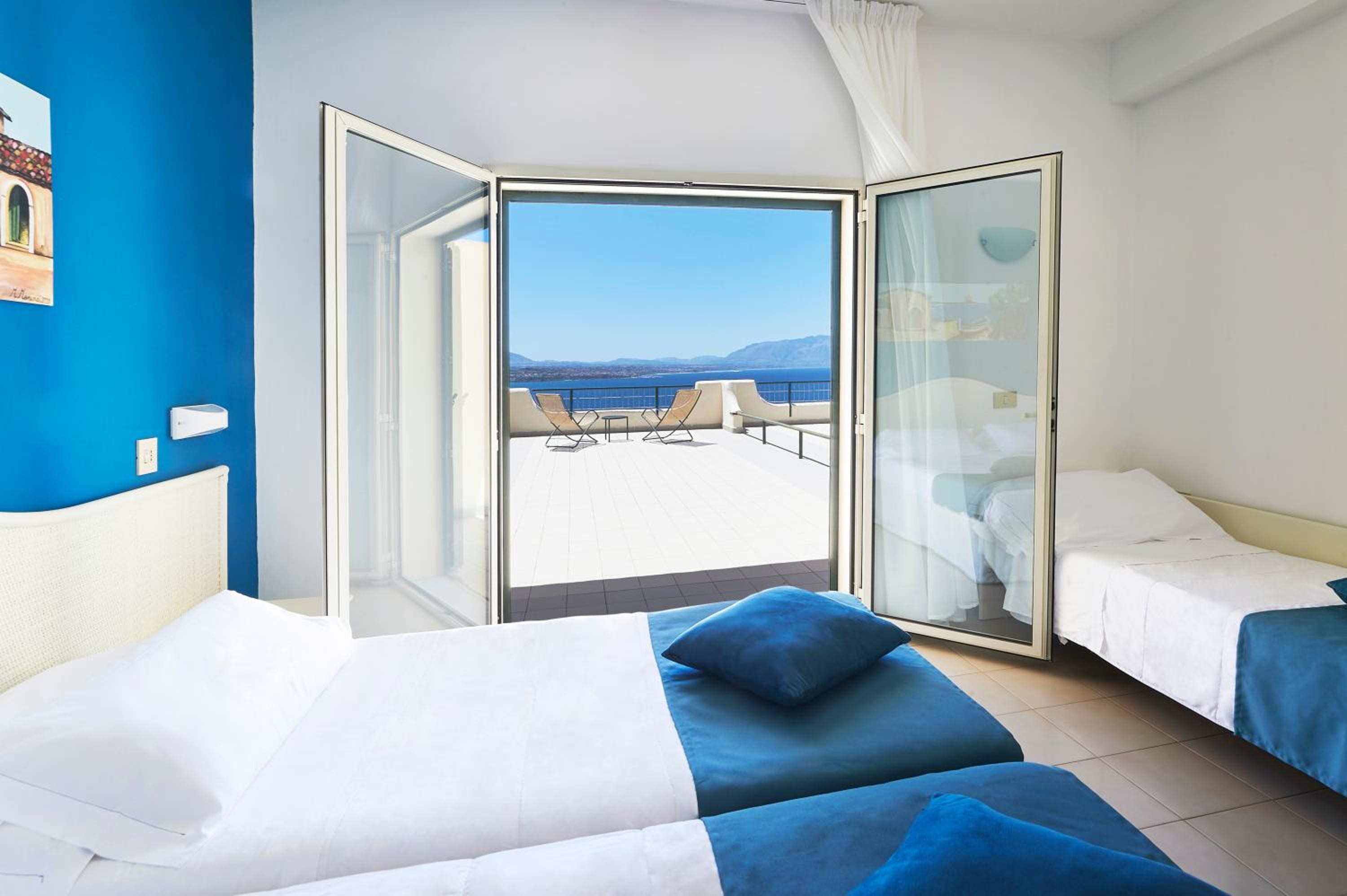 Comfort Triple Room with Sea View photo 3