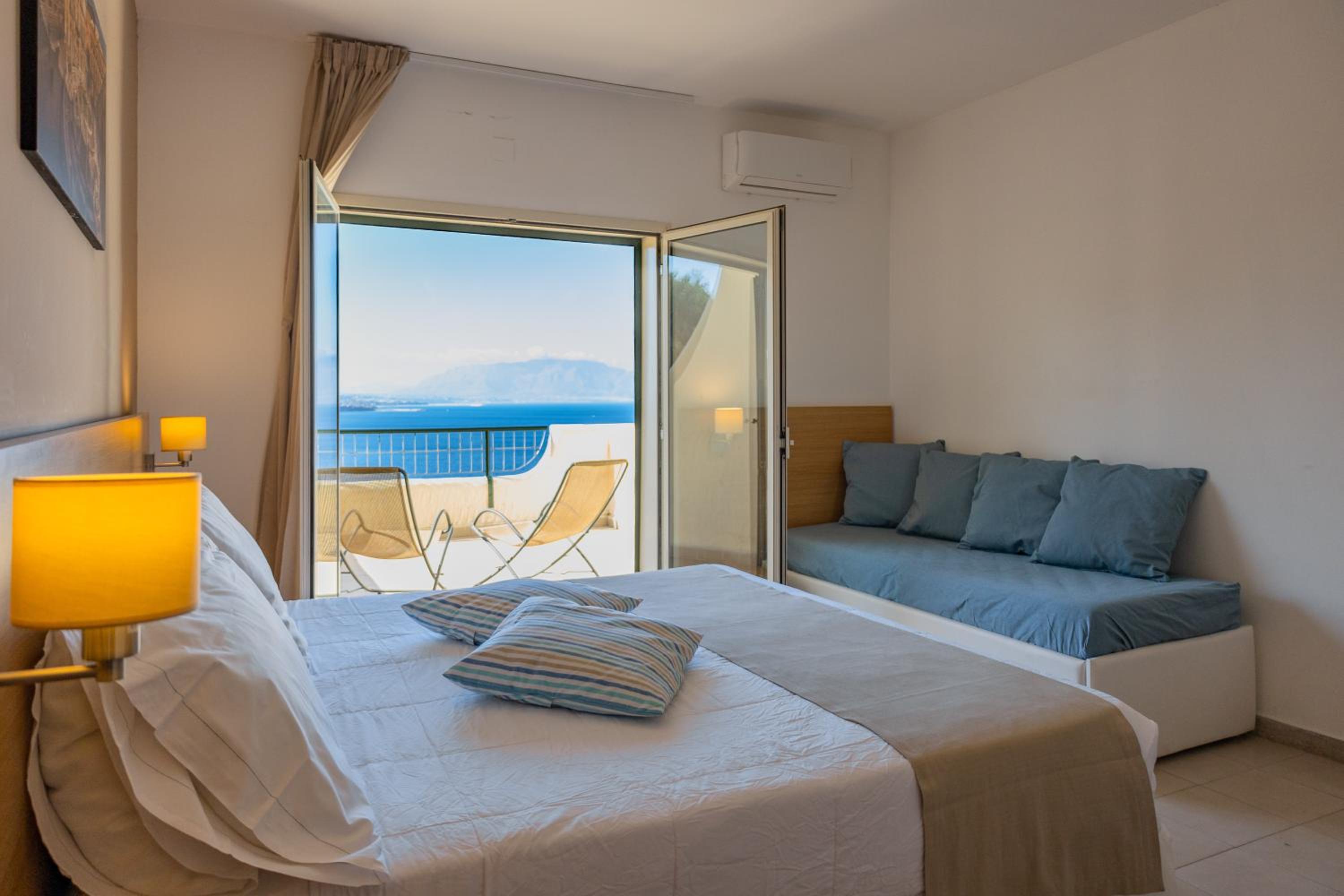 Comfort Quadruple Room with Sea View photo 3