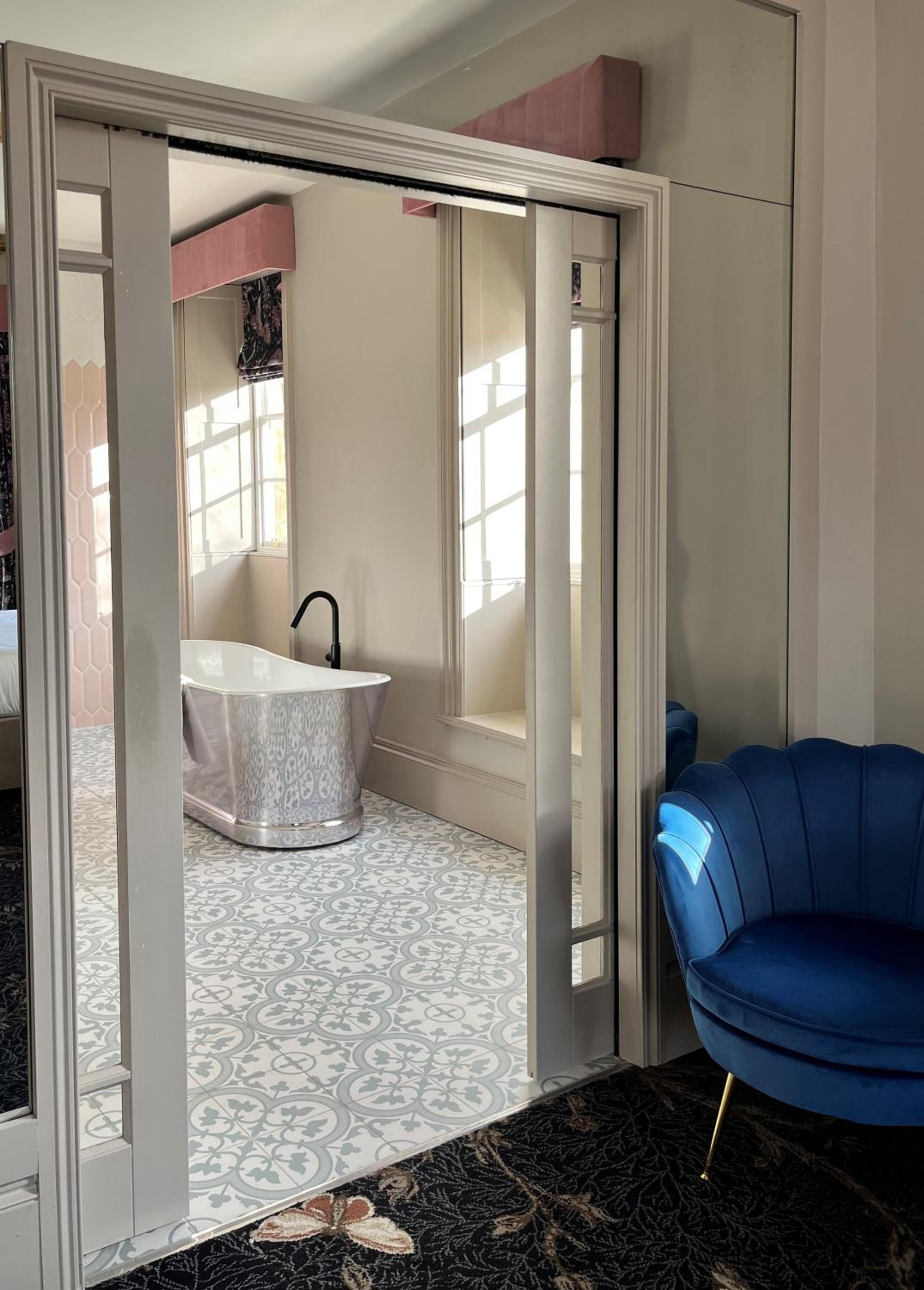 Suite - Photo 5
