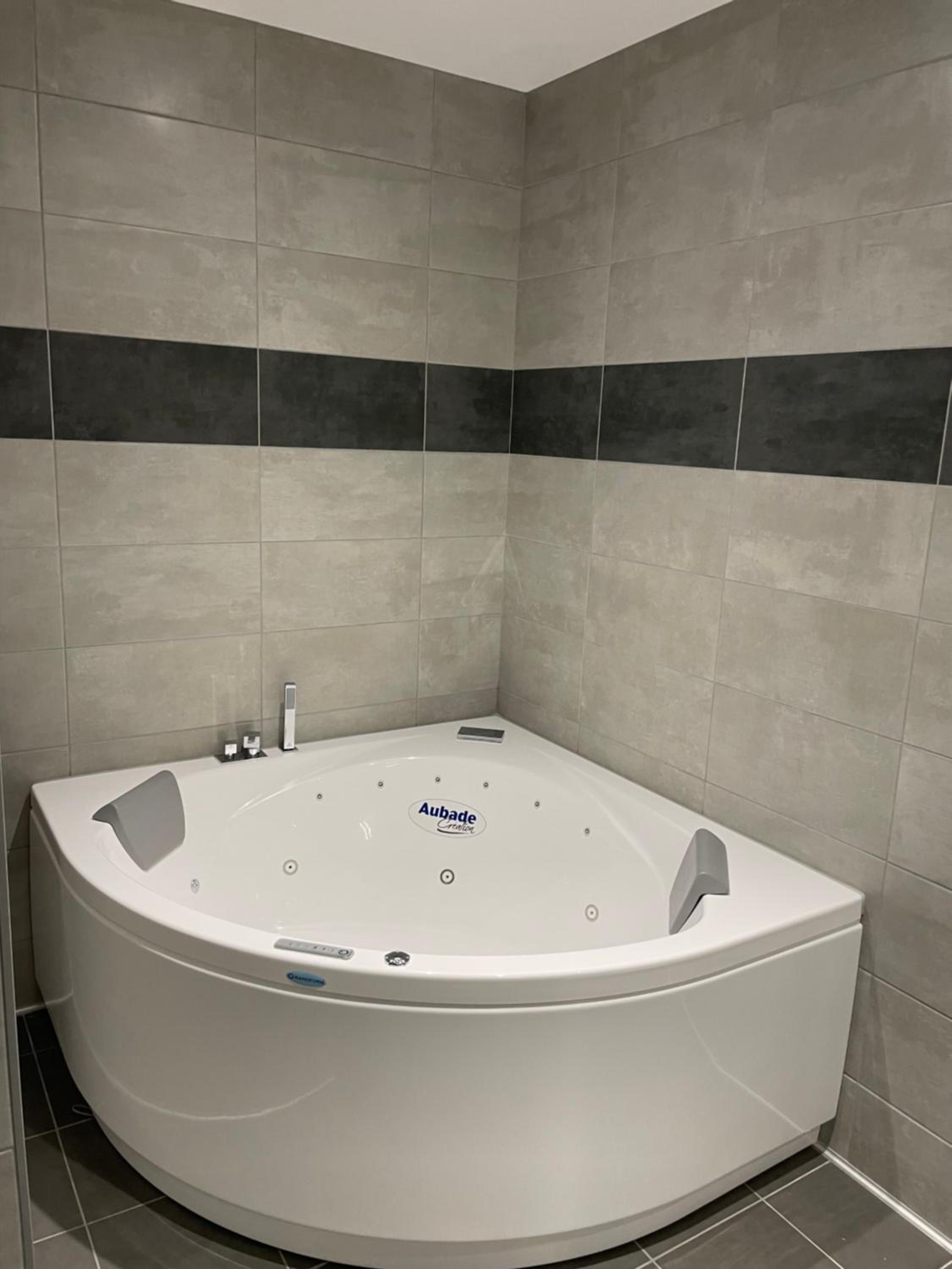 Family Room with Shared Bathroom photo 2