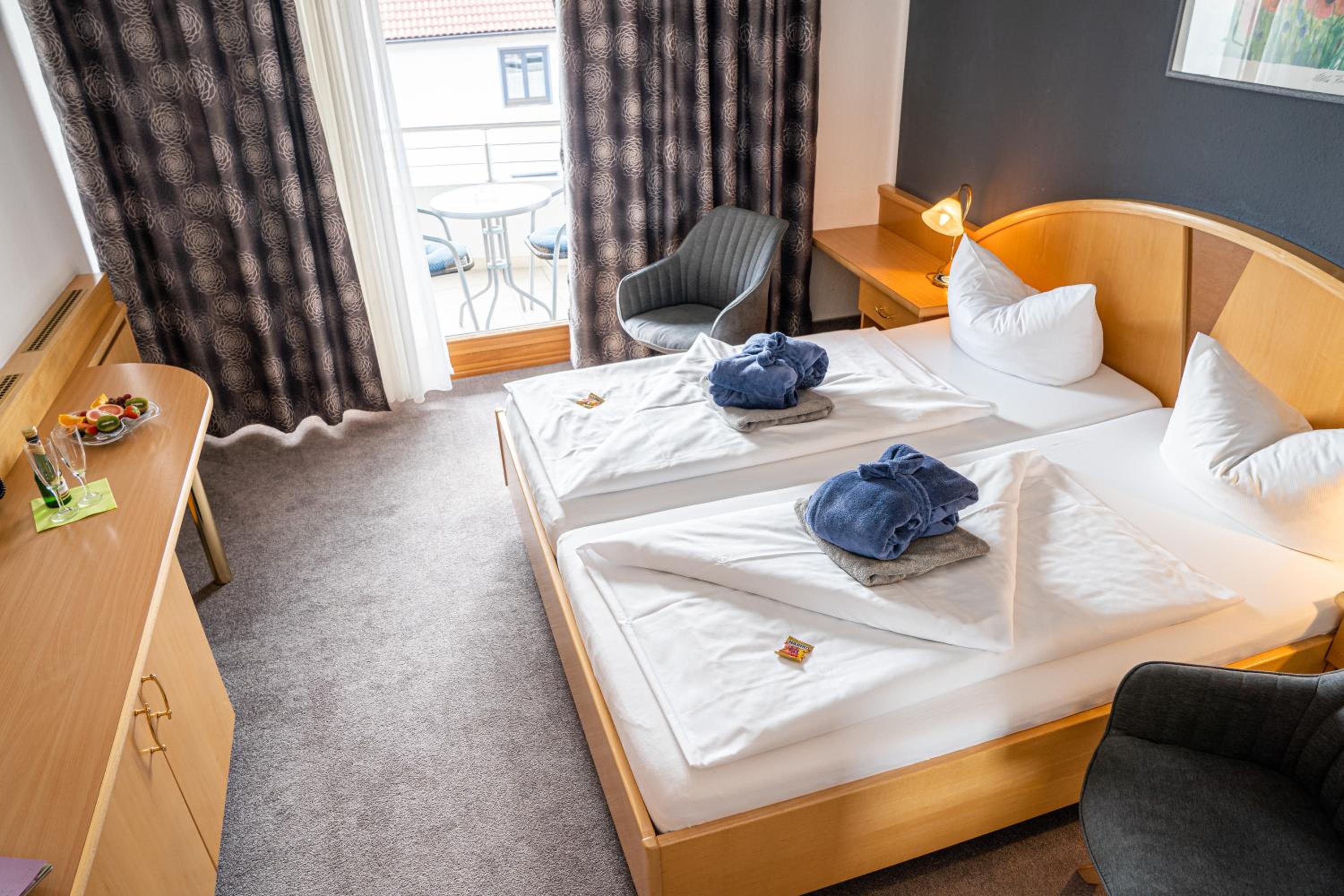 Double Room with Balcony - Photo 3