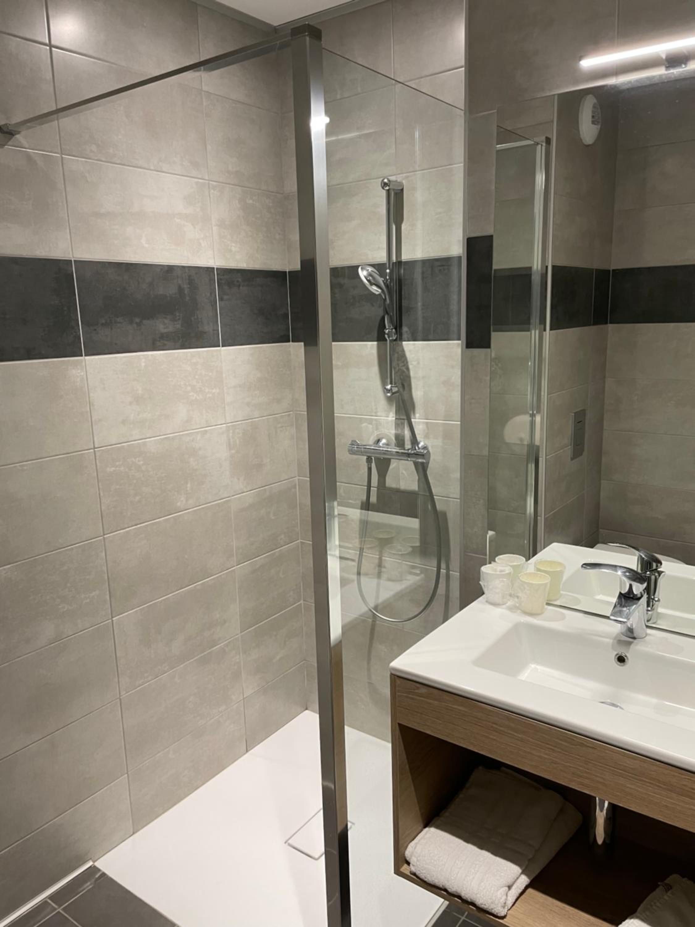 Family Room with Private Bathroom - Photo 2