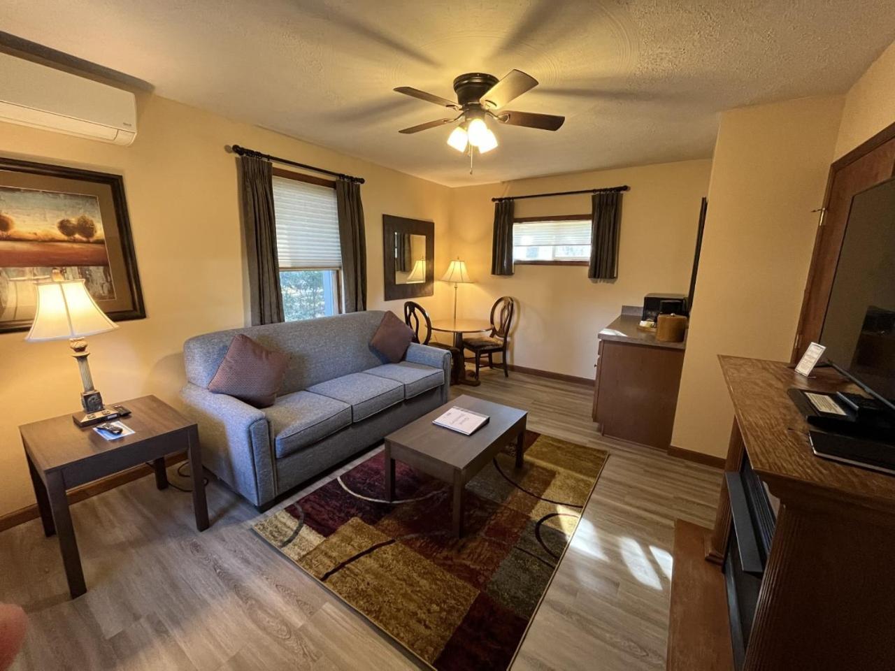 Cottage with Queen Bed - Photo 10