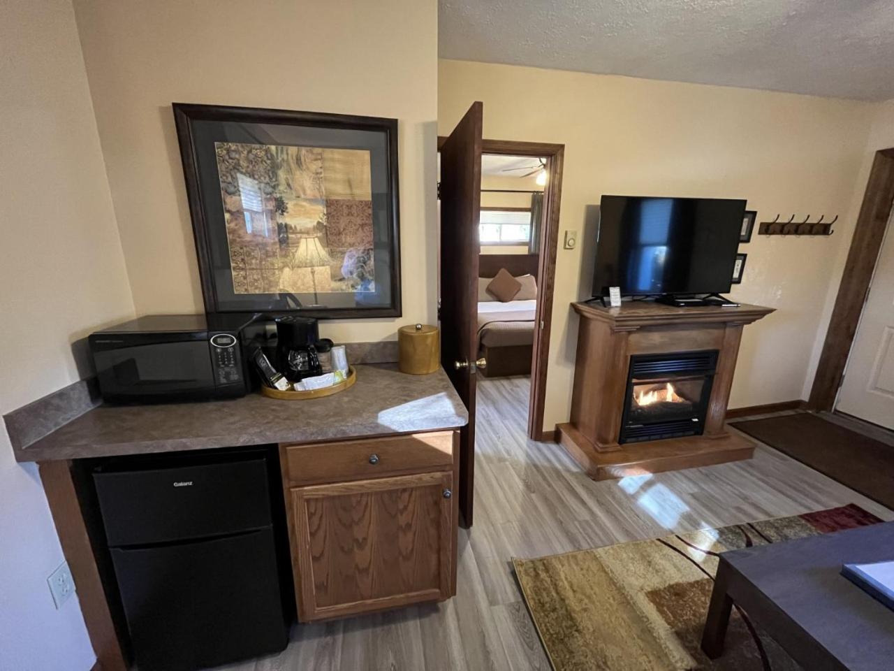 Cottage with Queen Bed - Photo 8
