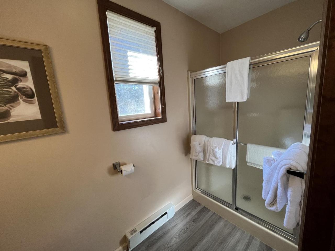 Cottage with Queen Bed - Photo 9