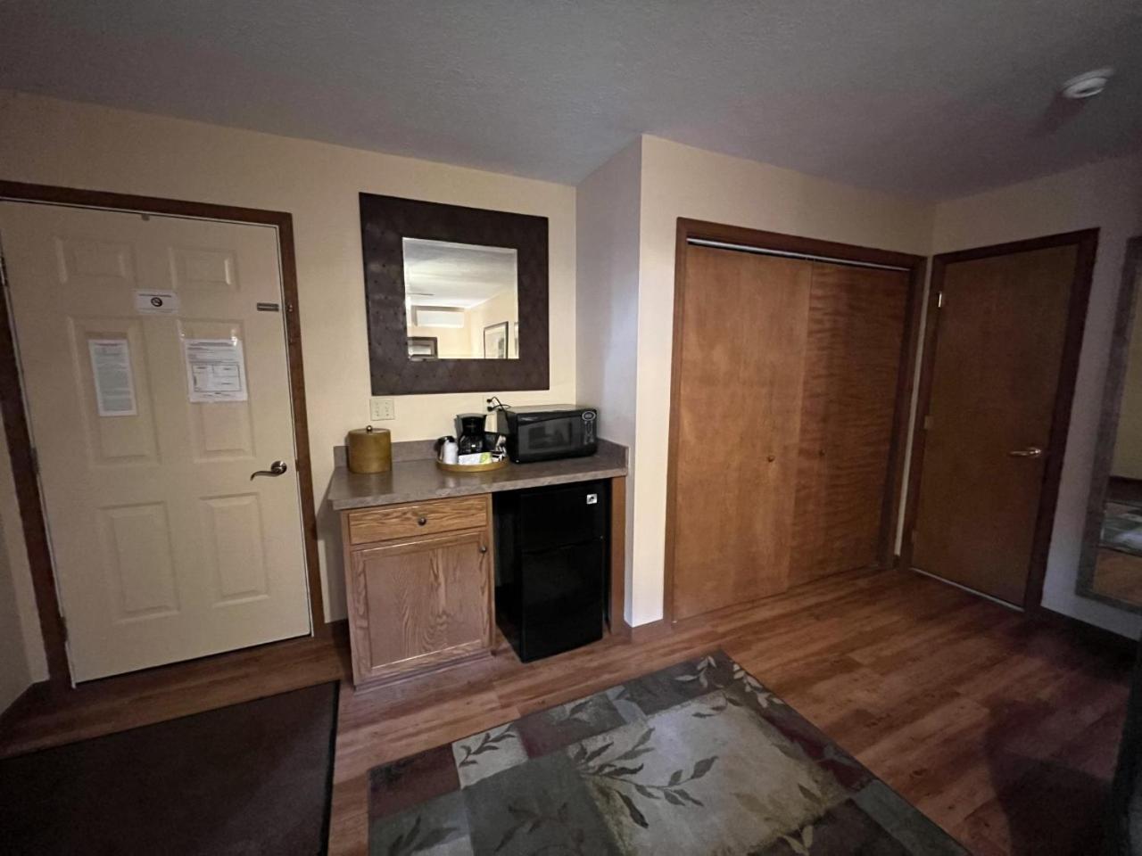 Queen Suite with Fireplace - Photo 5