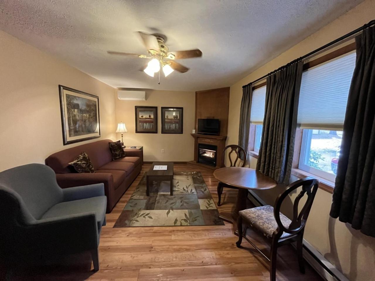 Queen Suite with Fireplace - Photo 3