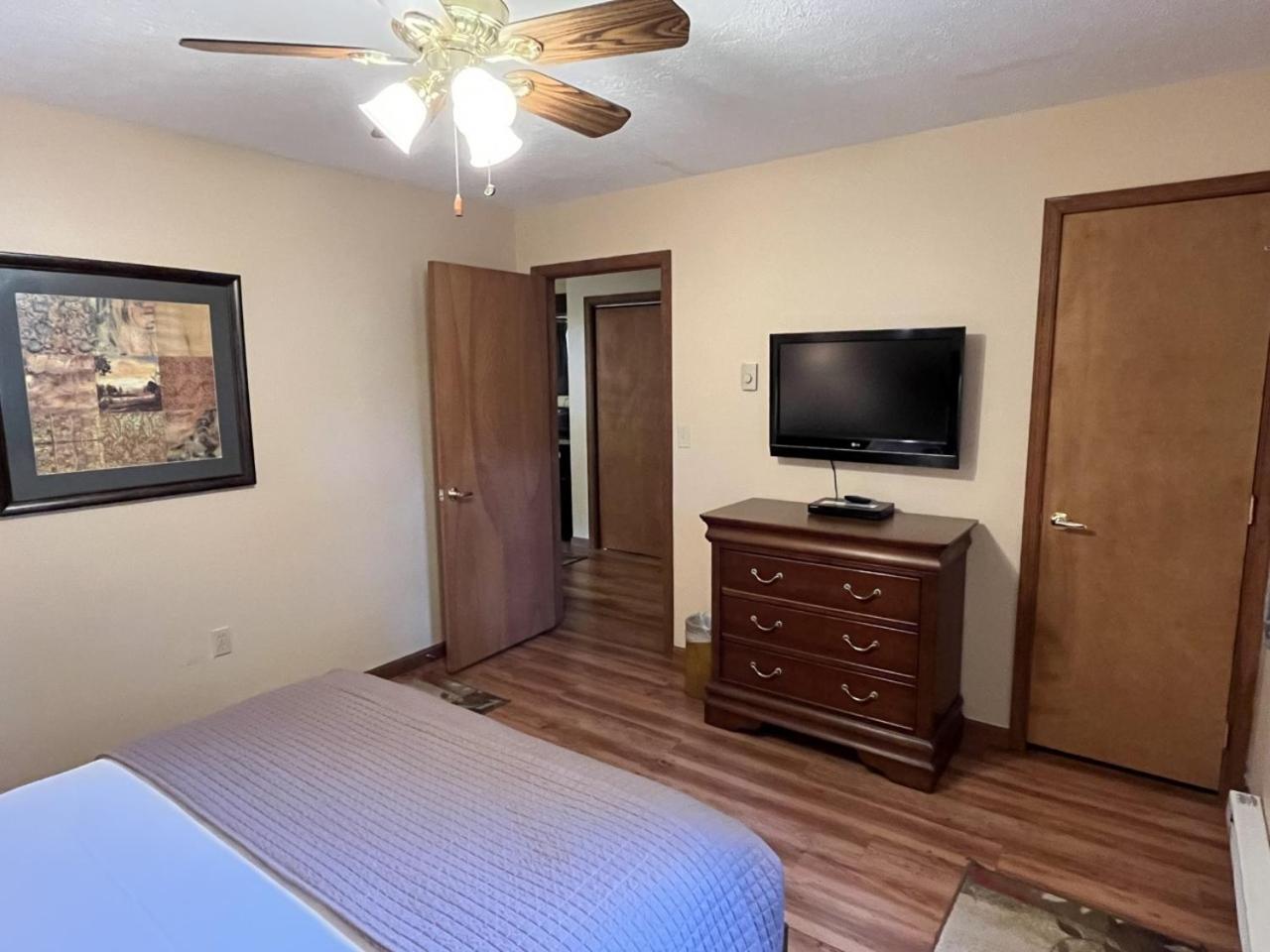 Queen Suite with Fireplace - Photo 1