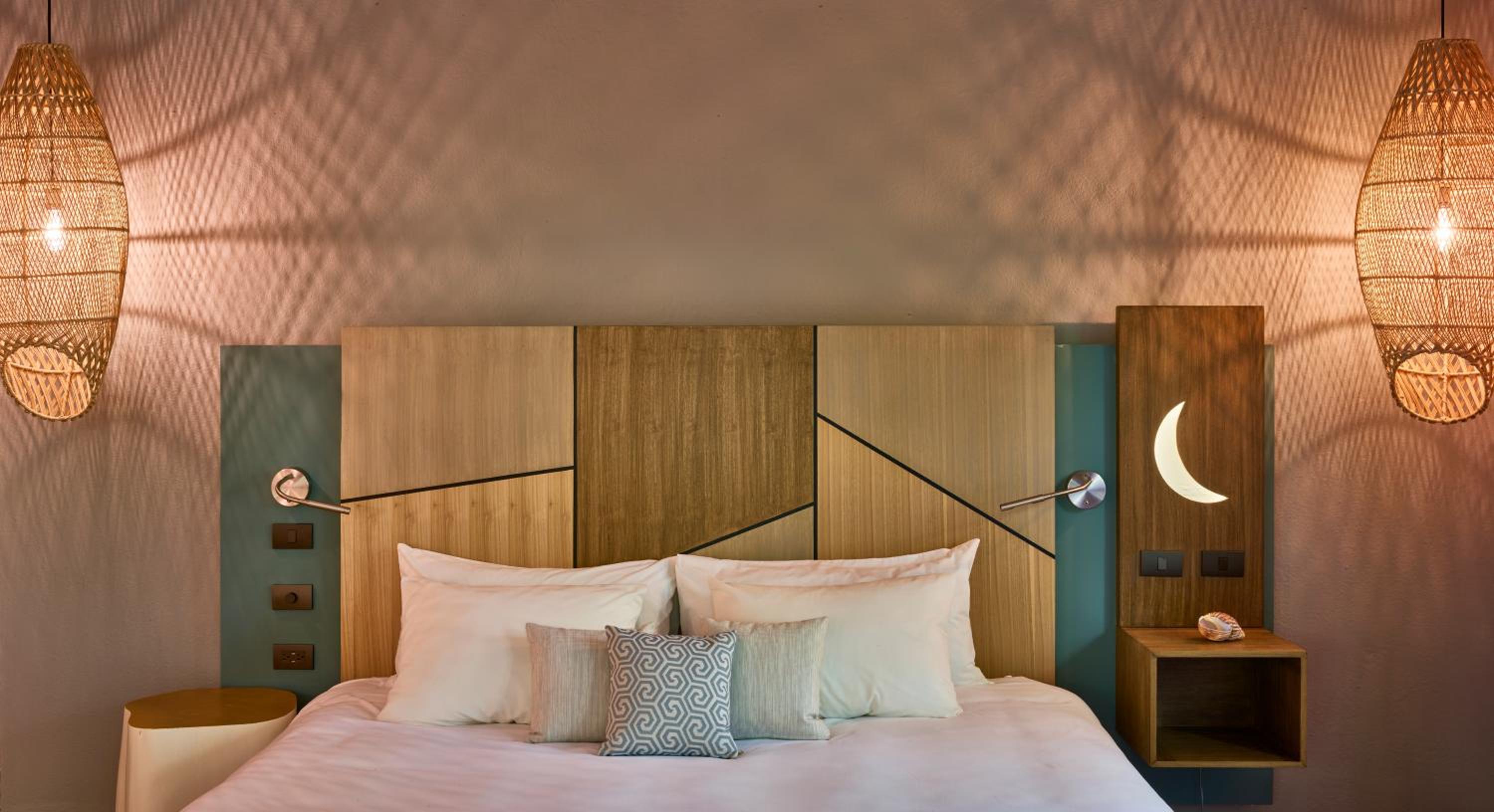 Deluxe Room 1 King Bed - Photo 5