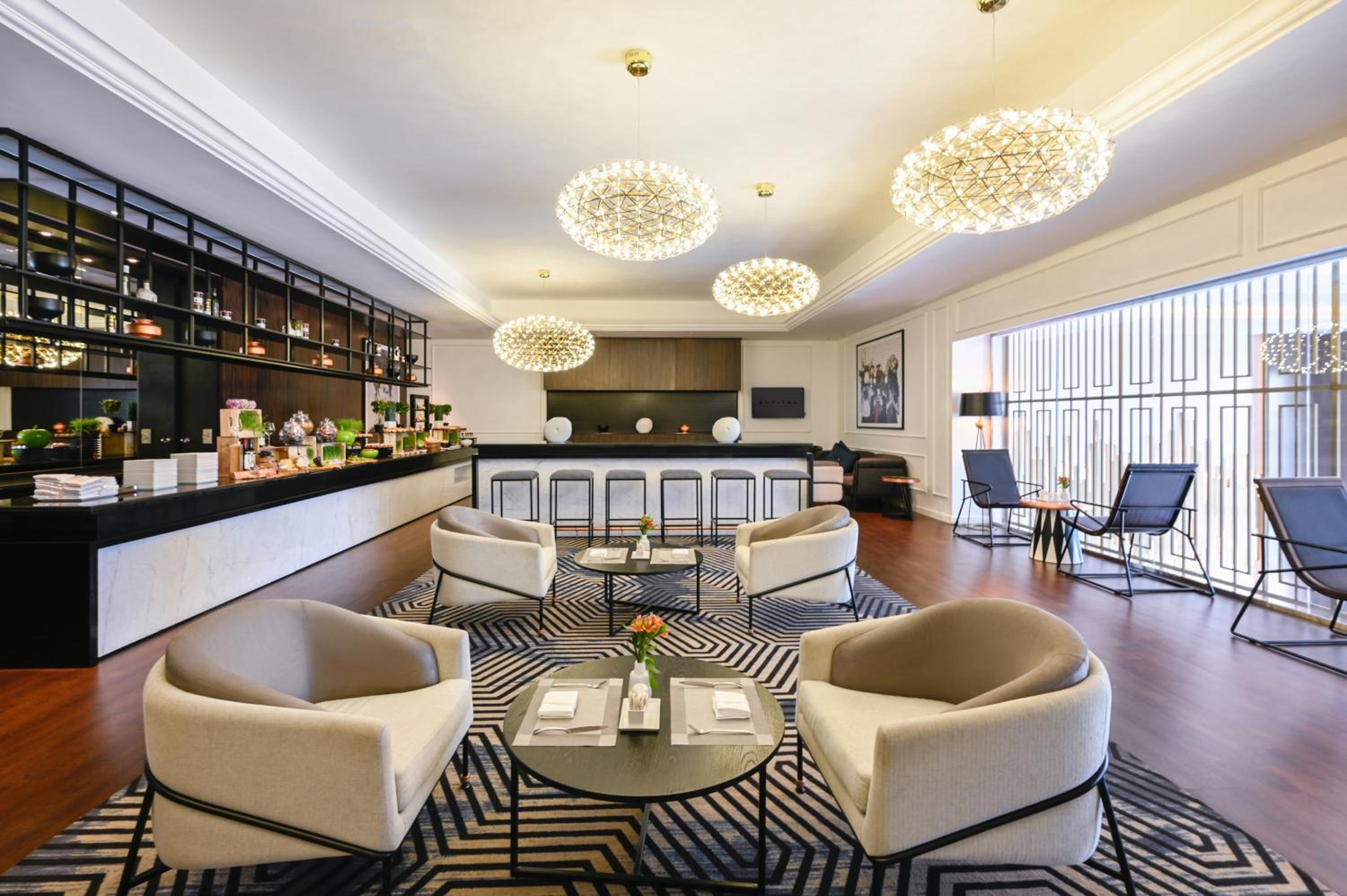 Luxury King Club Room with Partial Sea View - Club Access photo 3