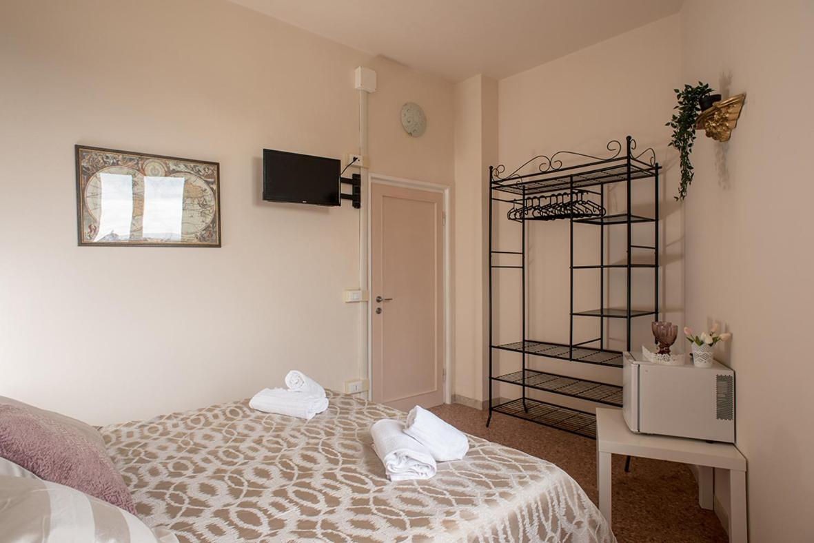 Double Room with Shared Bathroom photo 2