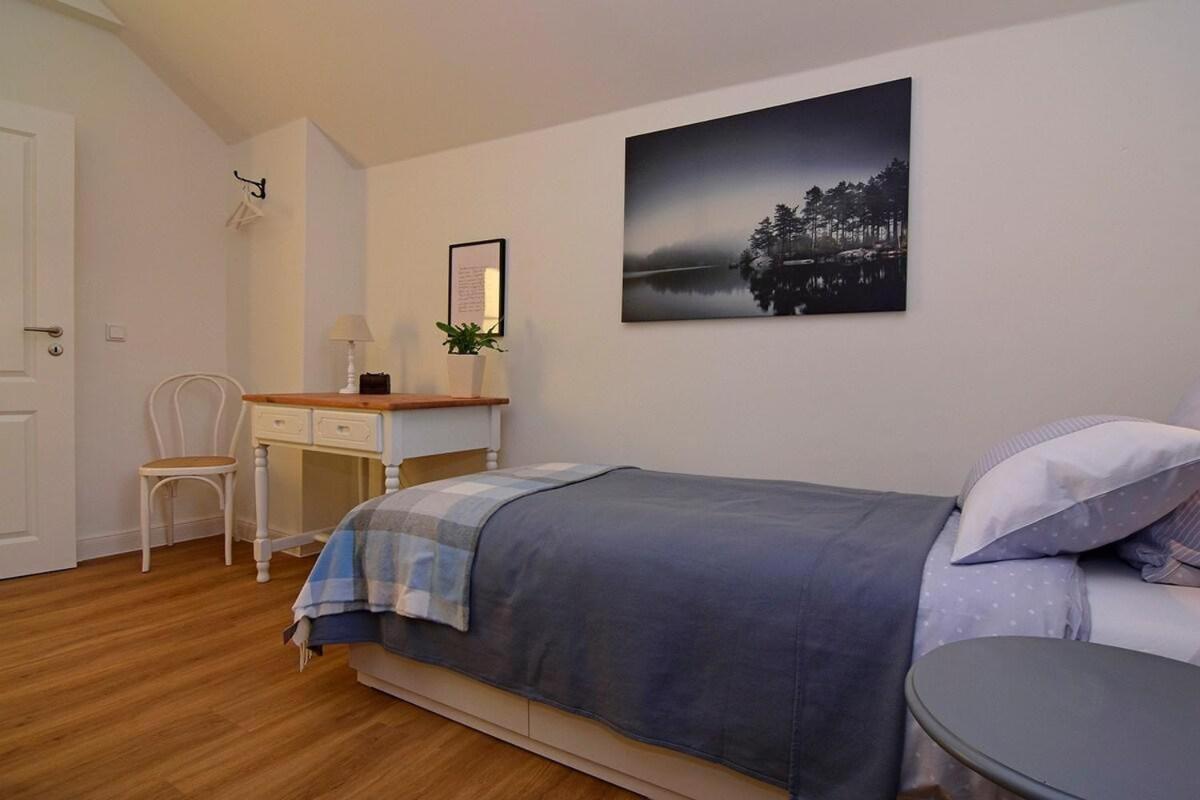 Single Room with Private Bathroom photo 1
