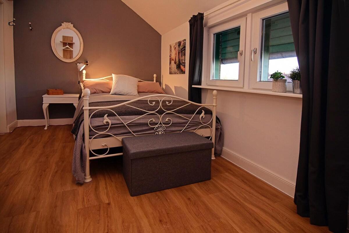 Queen Room photo 1