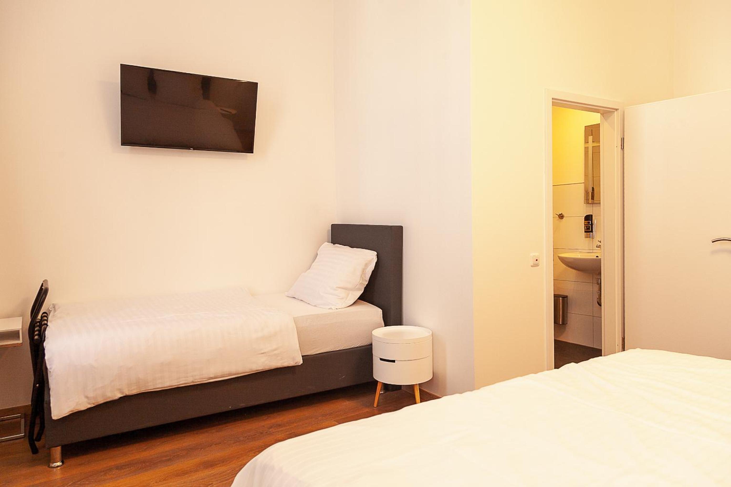 Standard Triple Room - Photo 11