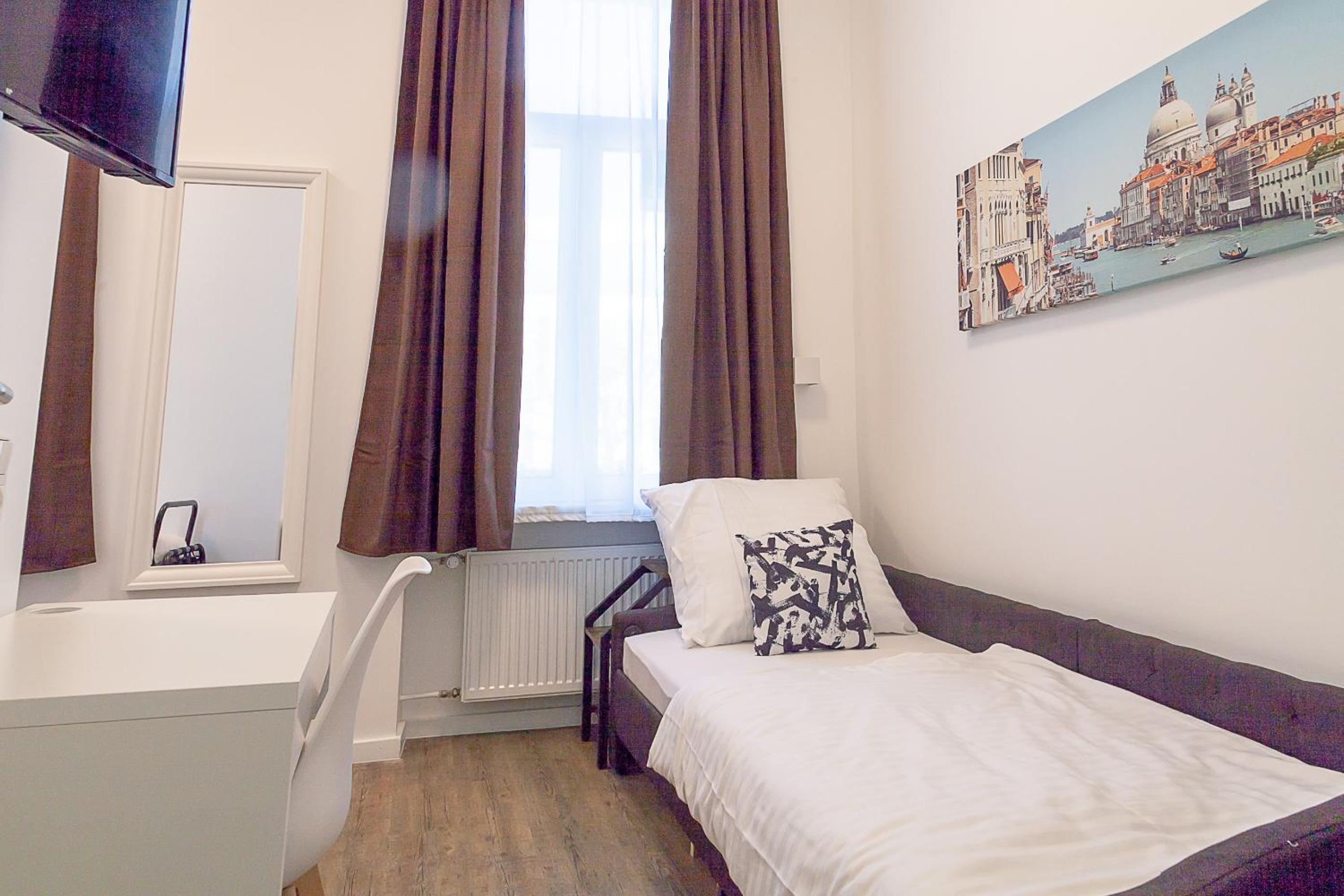 Twin Room with Private External Bathroom - Photo 1