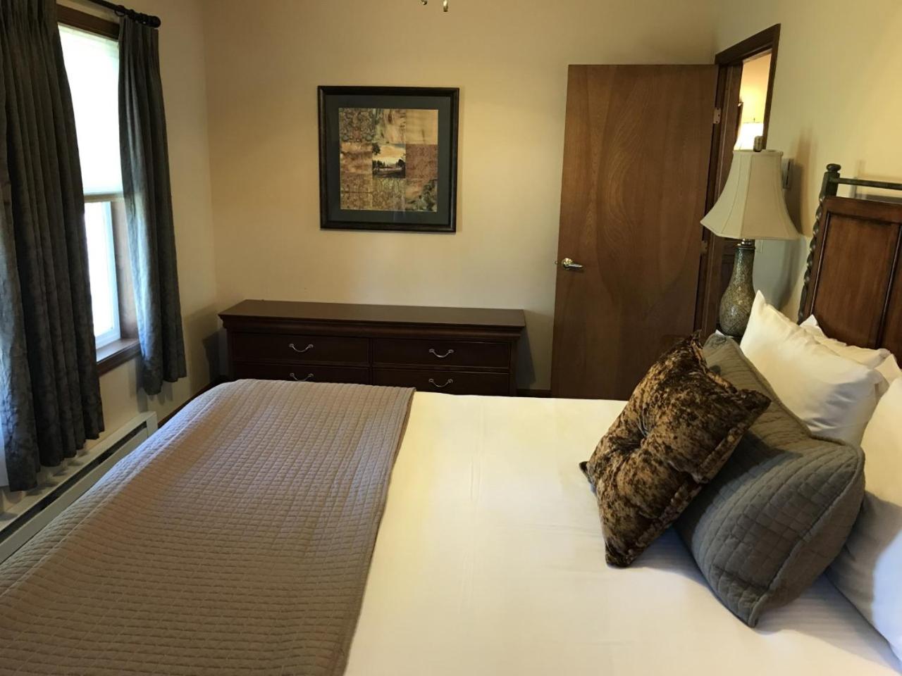 King Suite with Fireplace - Photo 8