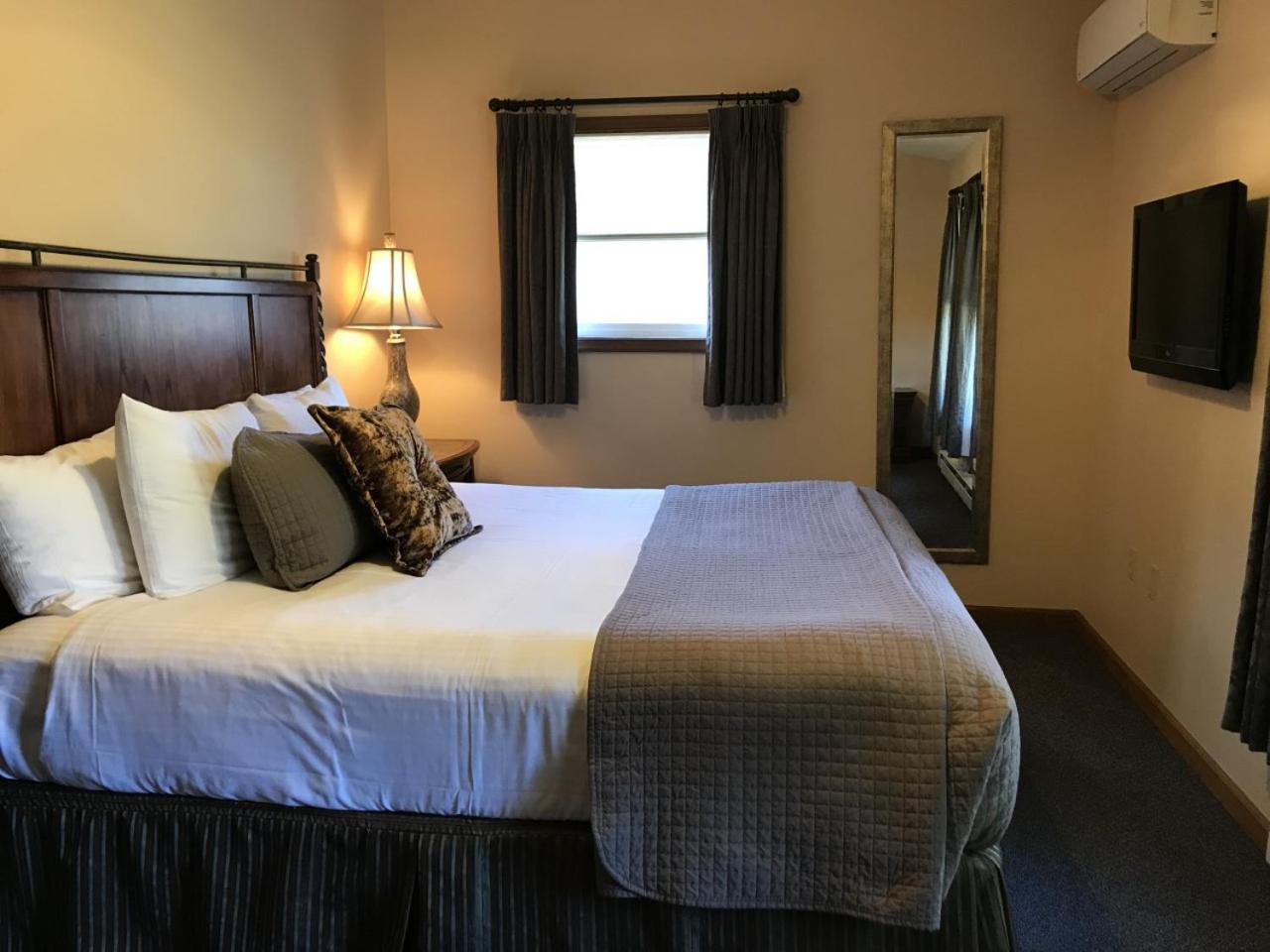 King Suite with Fireplace - Photo 7