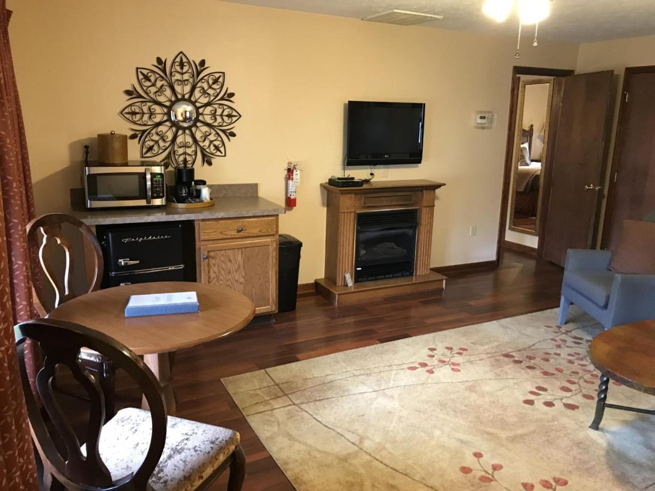 King Suite with Fireplace - Photo 10