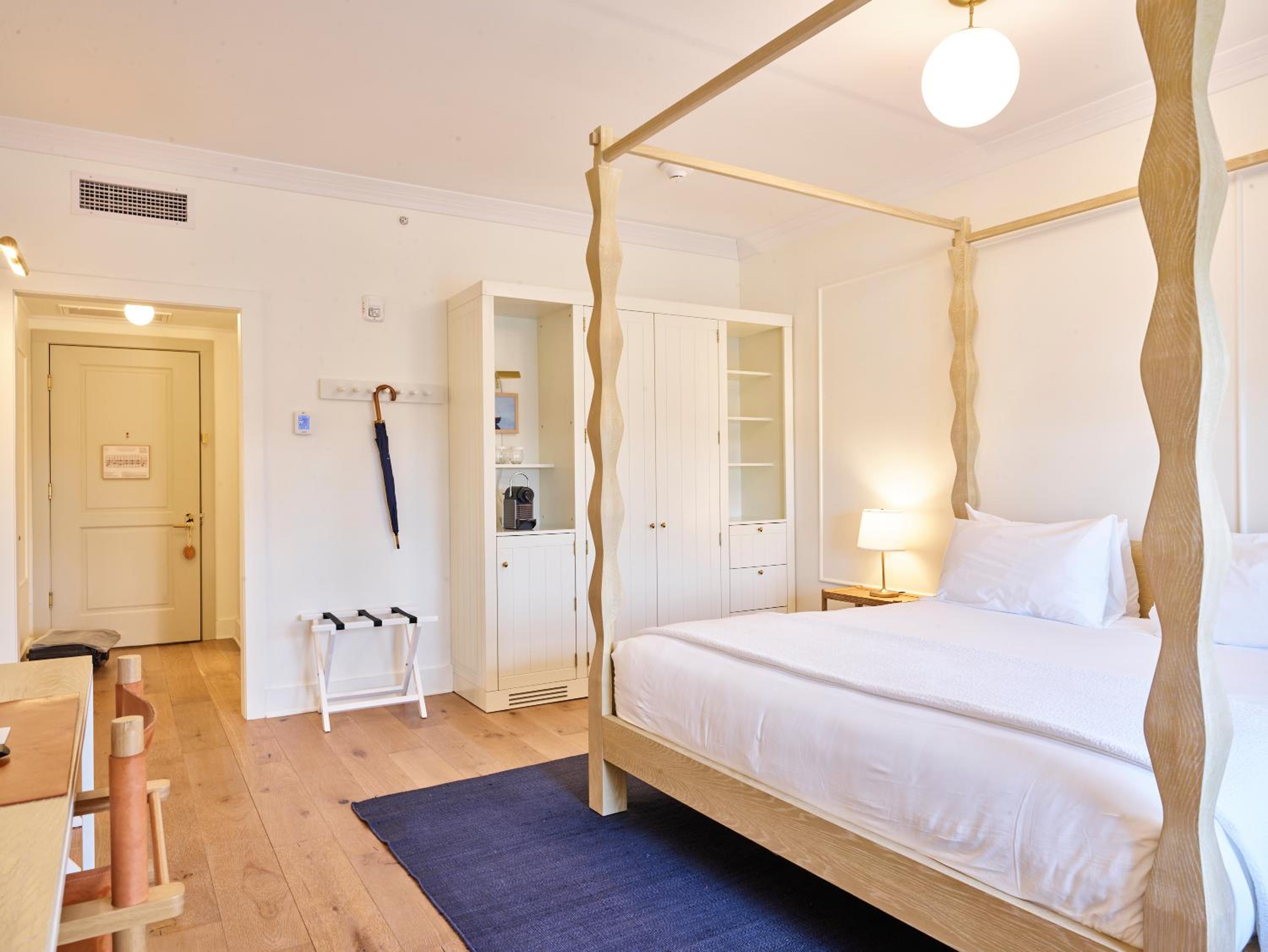 King Room with Balcony - Photo 7