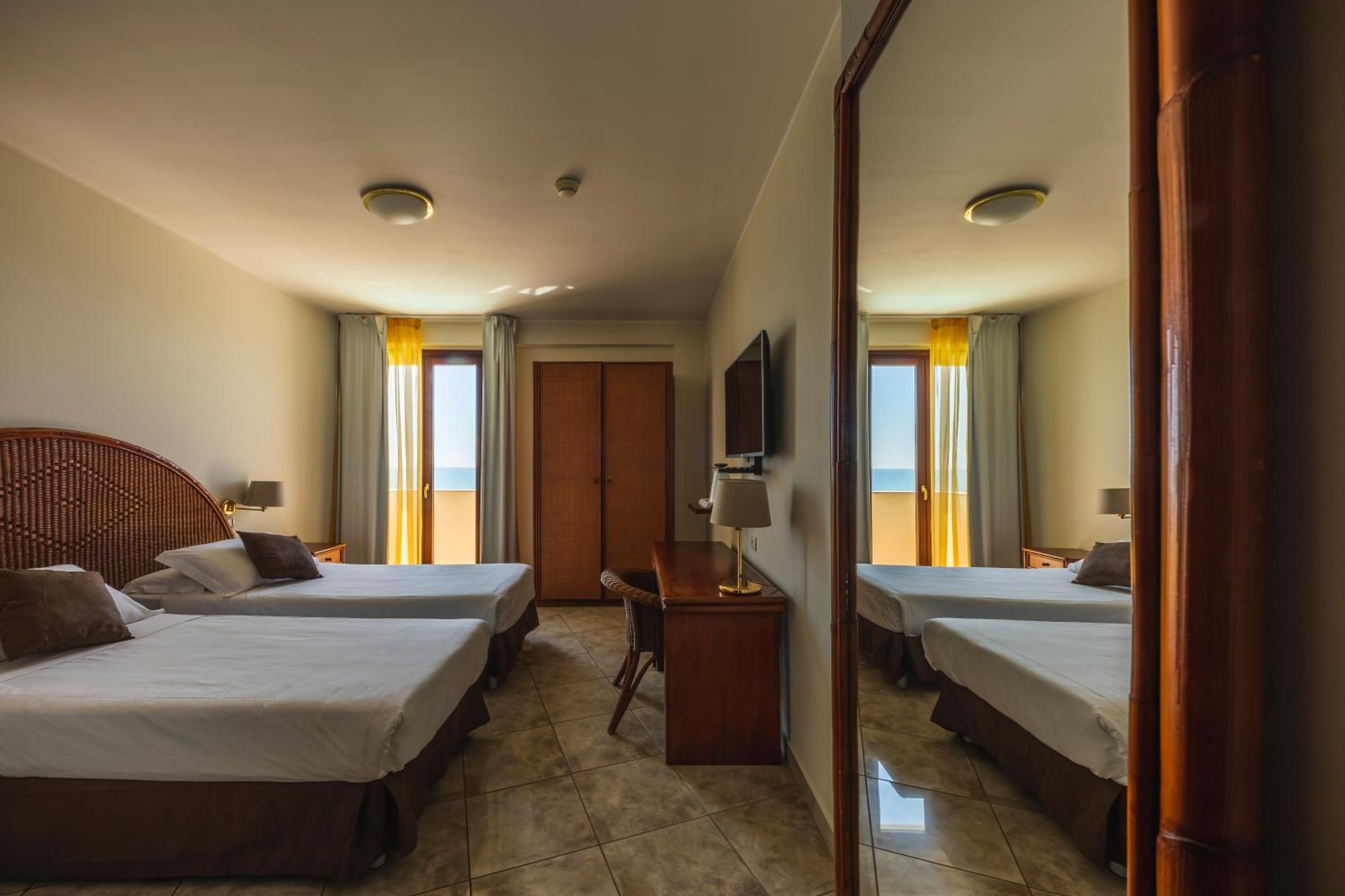 Twin Room with Sea View - Photo 1