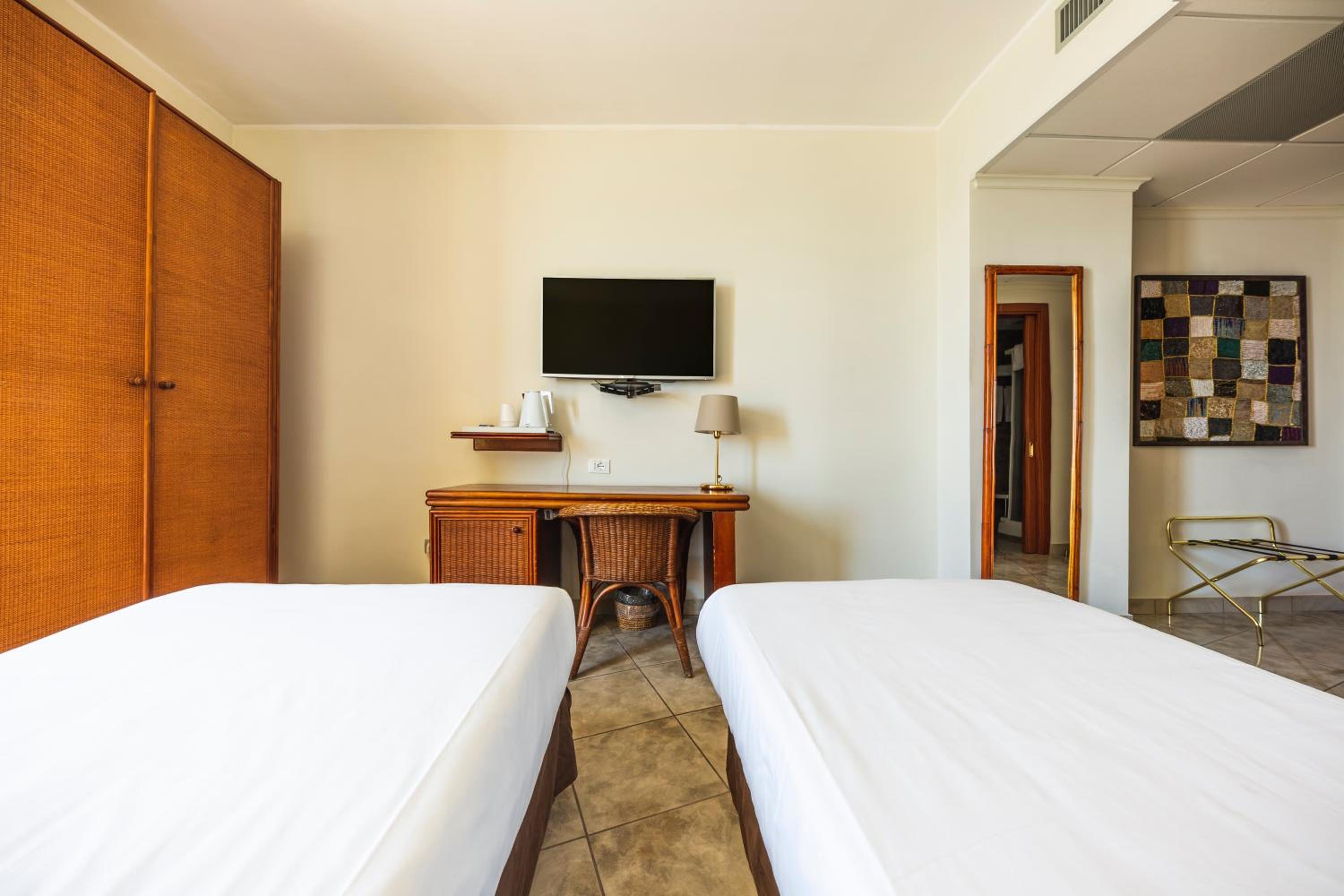 Twin Room with Sea View - Photo 3