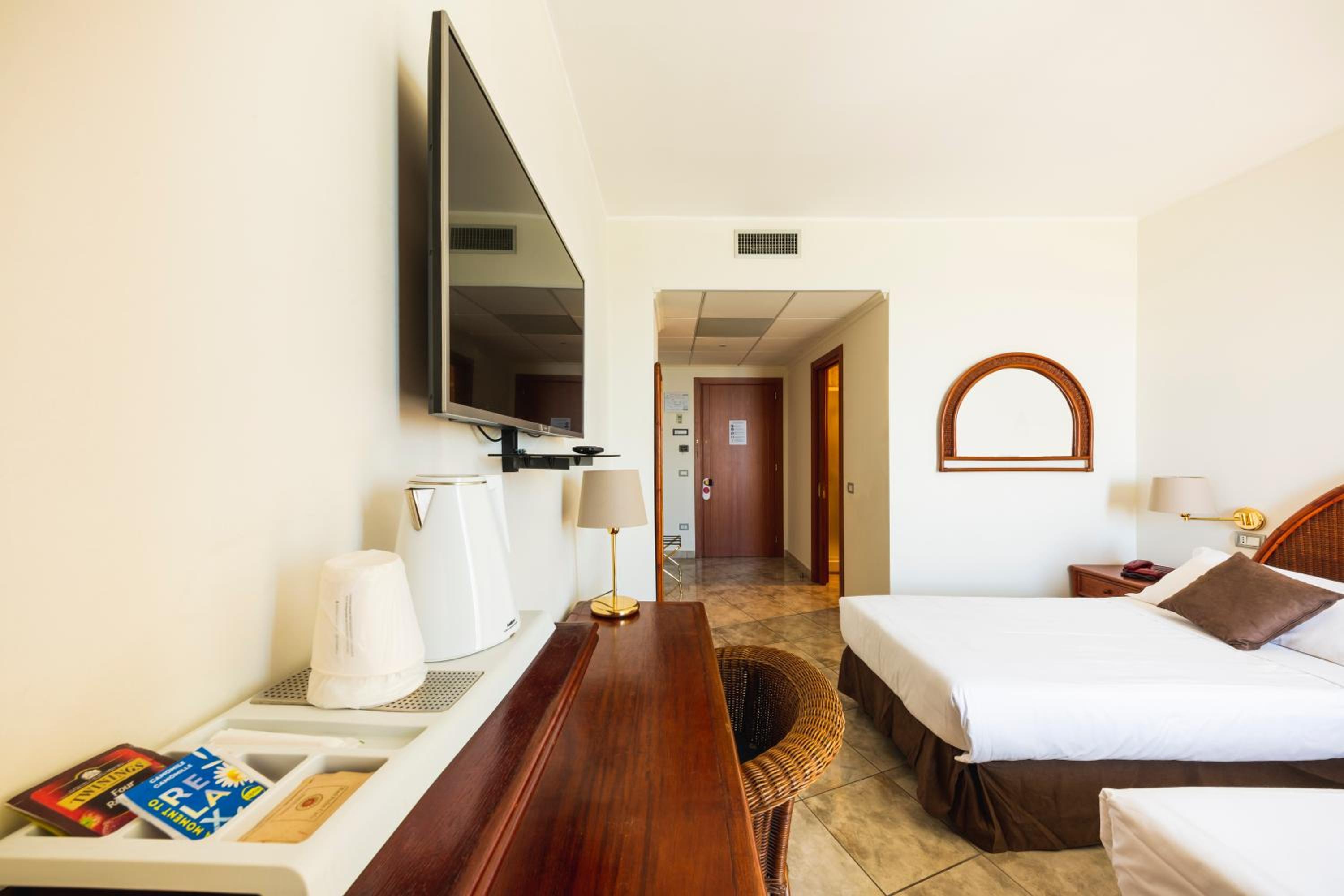 Twin Room with Sea View - Photo 4