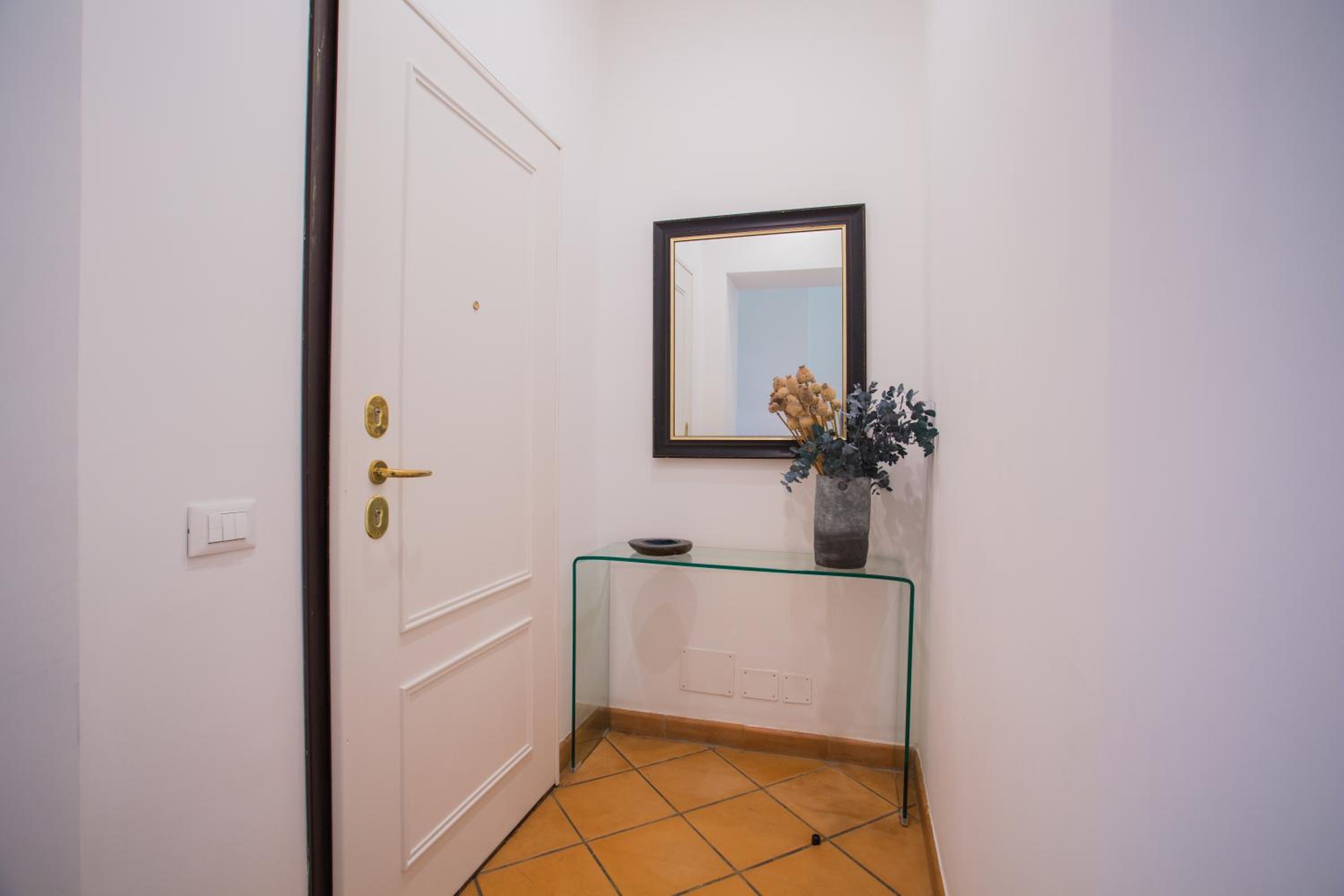 One-Bedroom Apartment photo 2