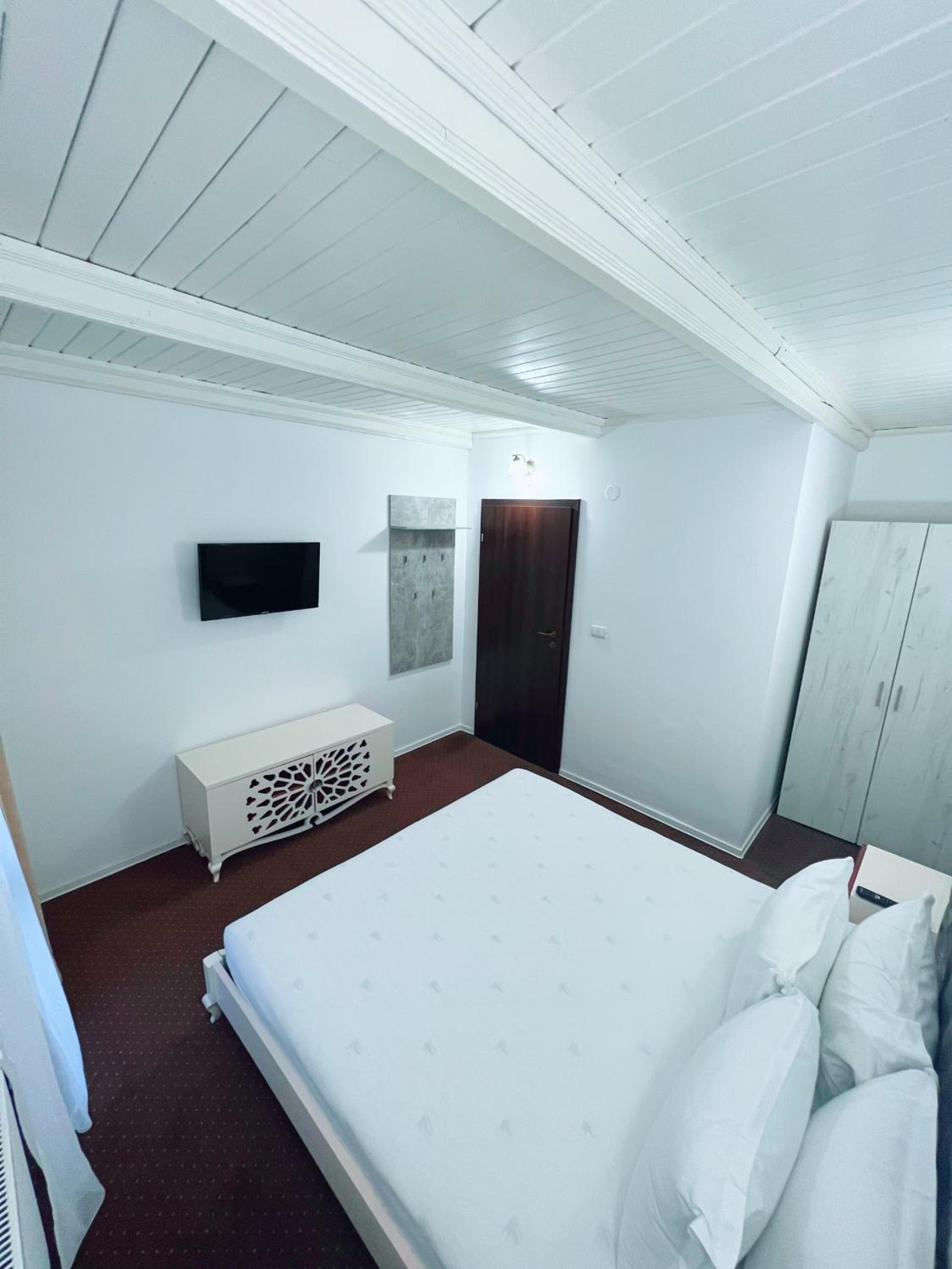 Apartment with Balcony - Photo 17