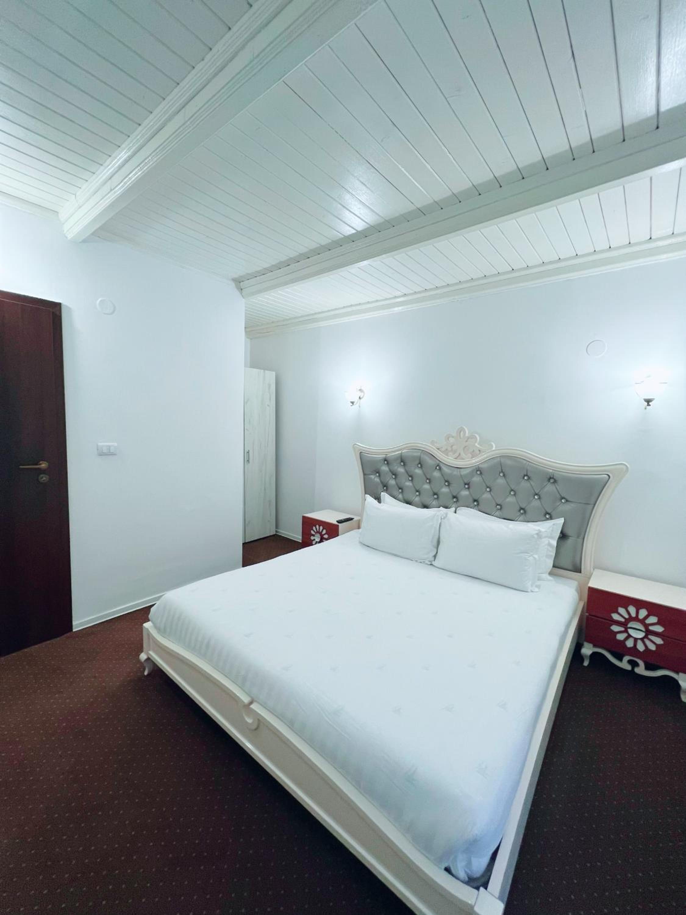 Apartment with Balcony - Photo 15